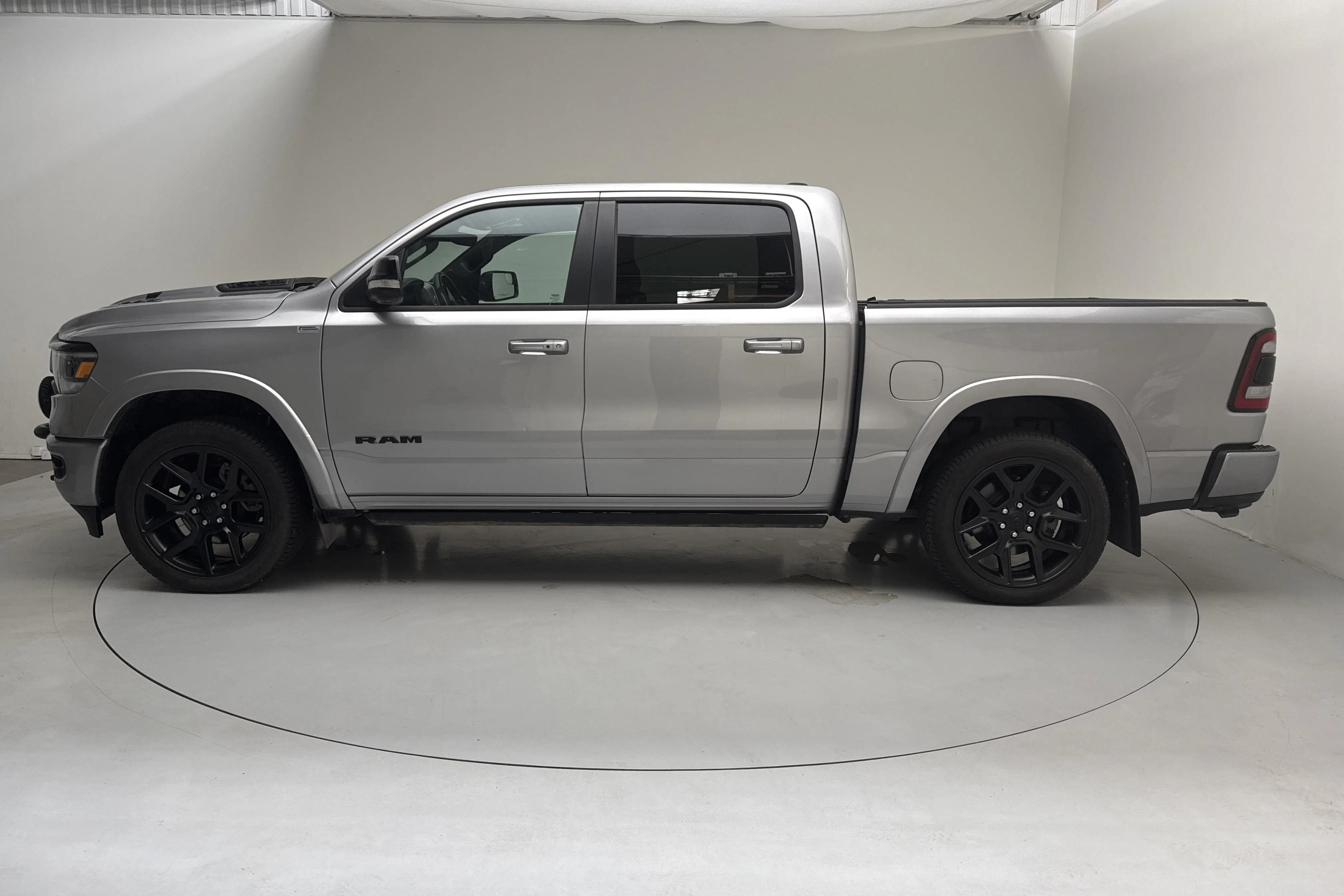 Presentation photo 2 of 15: Dodge RAM 1500 5.7 (395hk) - 122 360 km - Automatic - silver - 2022