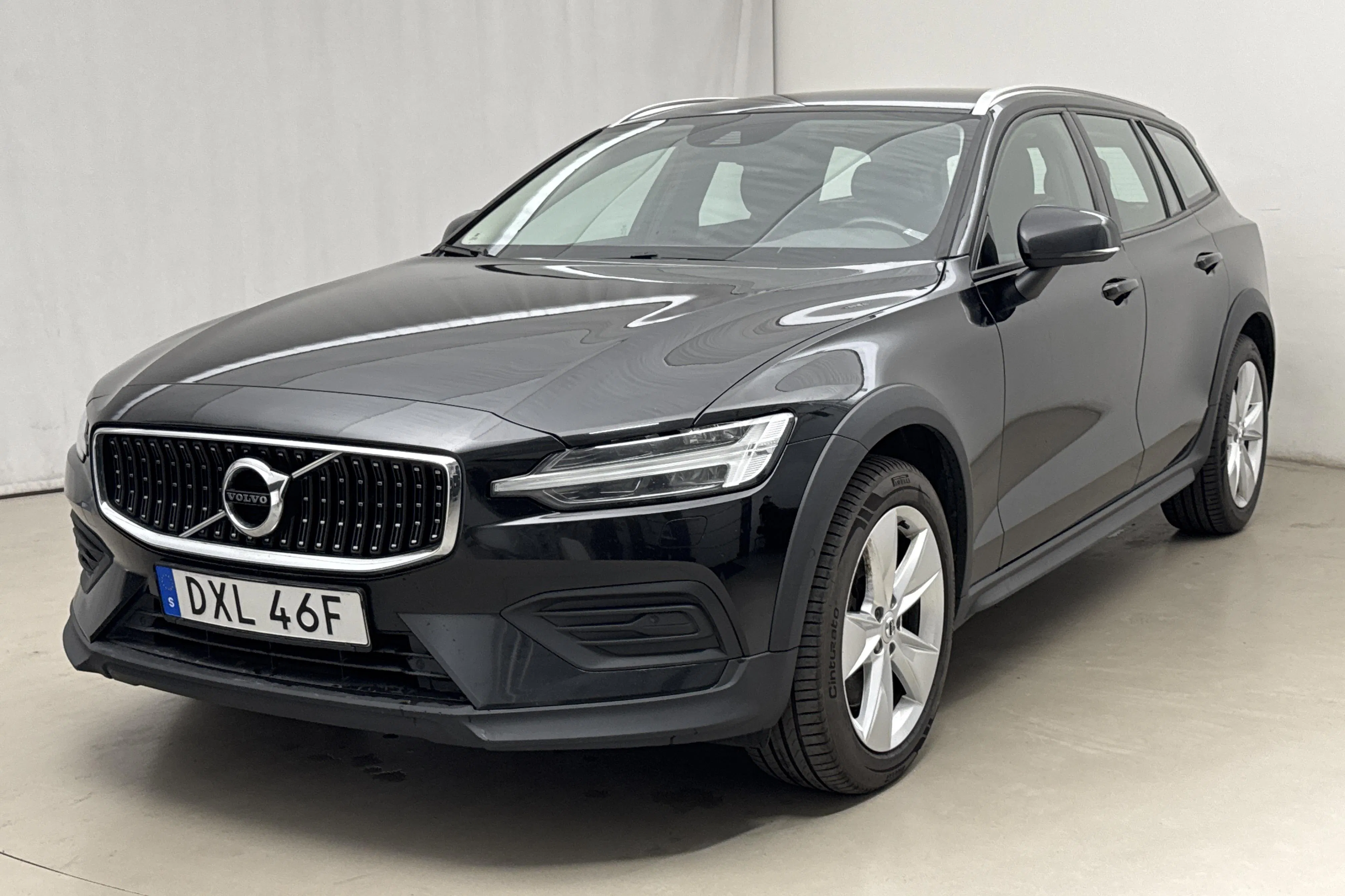 Presentationsfoto 1 av 18: Volvo V60 D4 Cross Country AWD (190hk) - 22 837 mil - Automat - svart - 2020