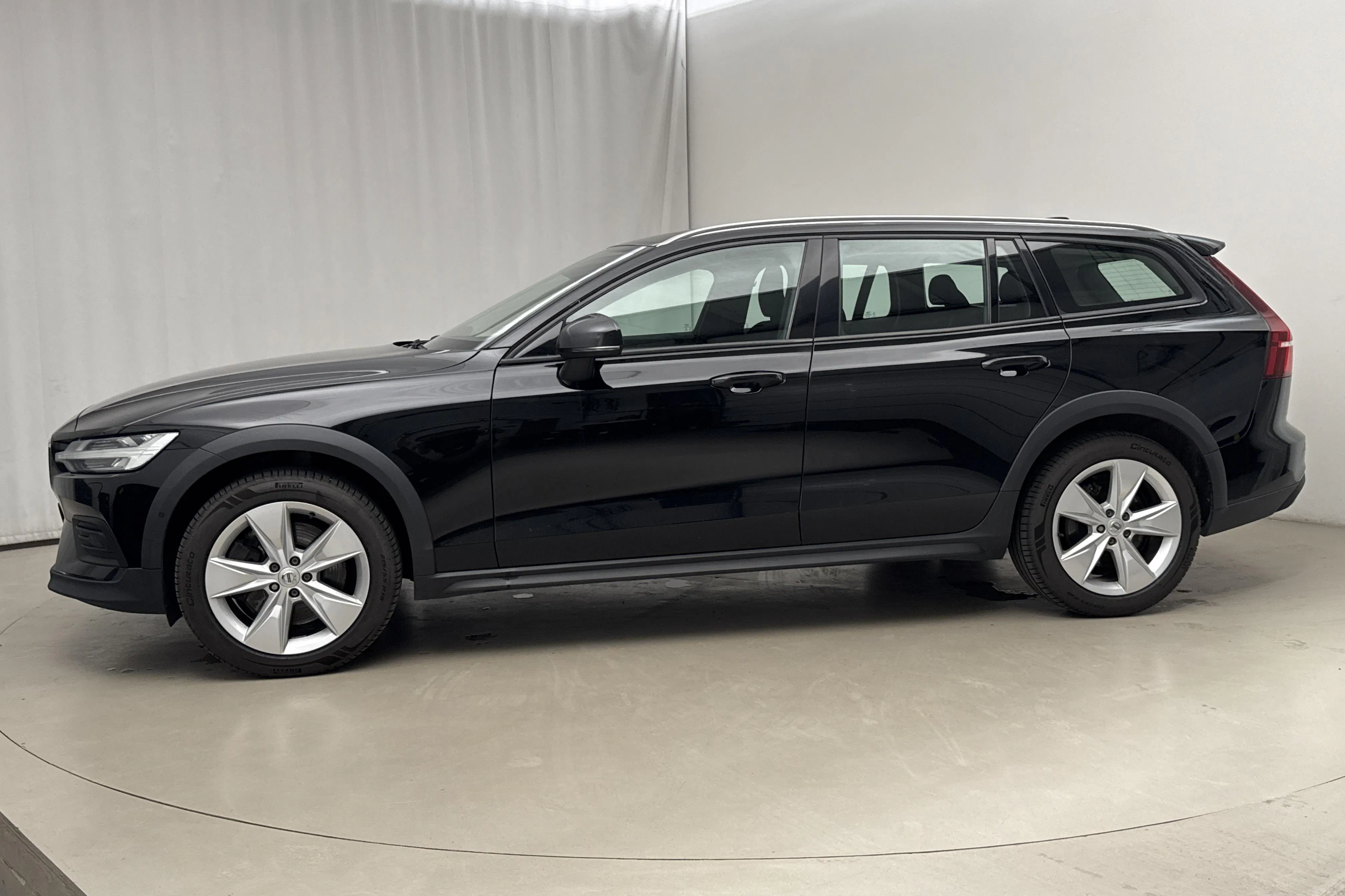 Presentationsfoto 2 av 18: Volvo V60 D4 Cross Country AWD (190hk) - 22 837 mil - Automat - svart - 2020