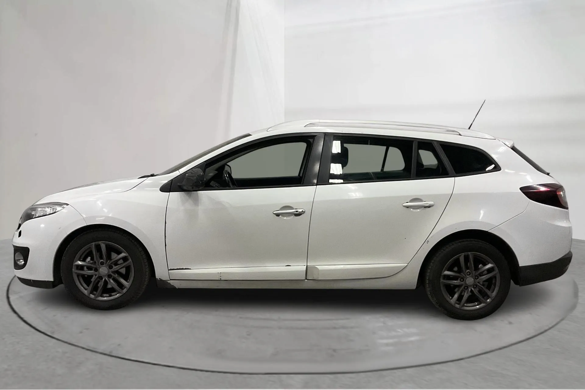 Presentation photo 2 of 13: Renault Mégane Phas III 1.5 dCi Sports Tourer (110hk) - 176 730 km - Automatic - white - 2013
