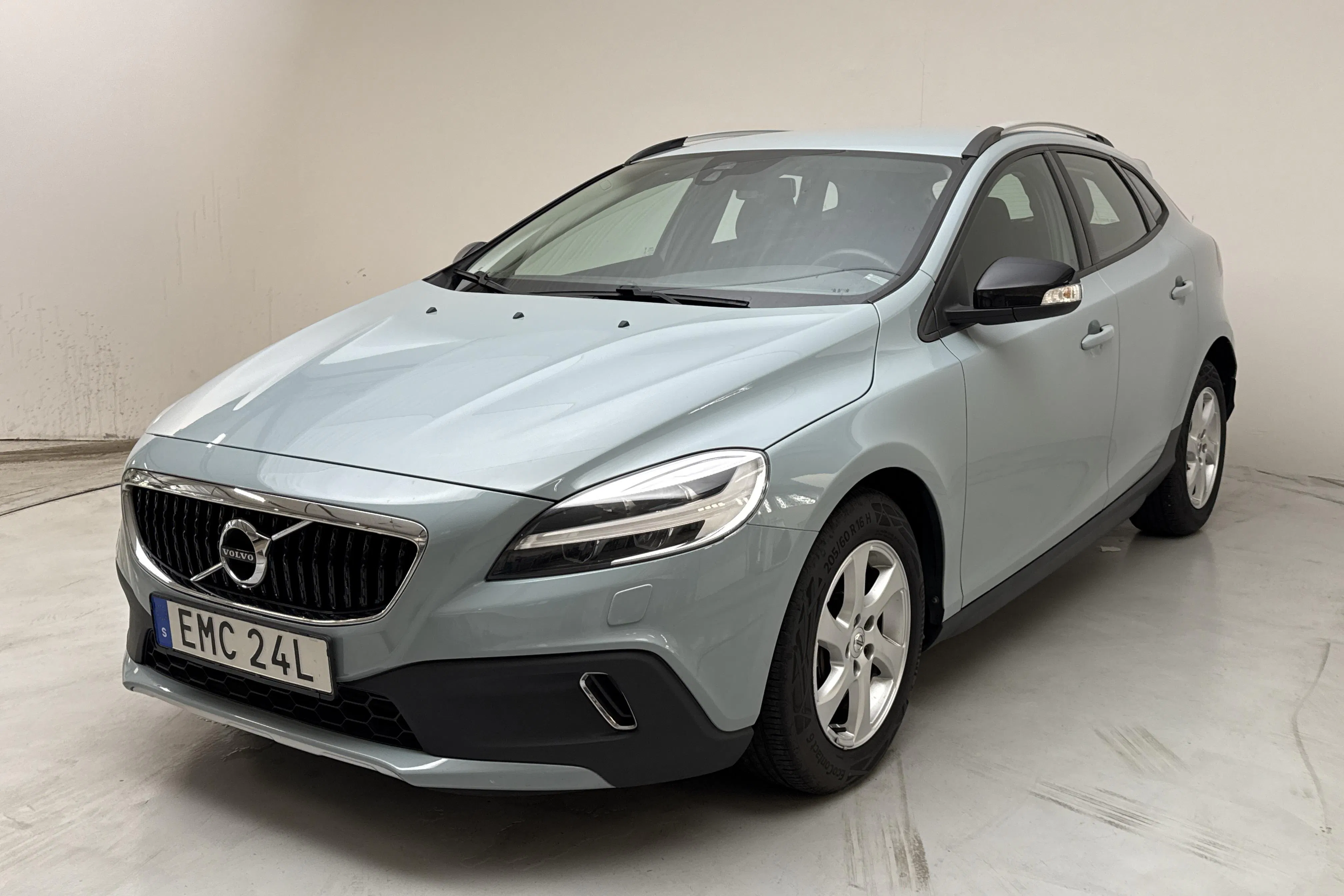 Presentationsfoto 1 av 13: Volvo V40 Cross Country T3 (152hk) - 9 707 mil - Automat - Ljusblå - 2019
