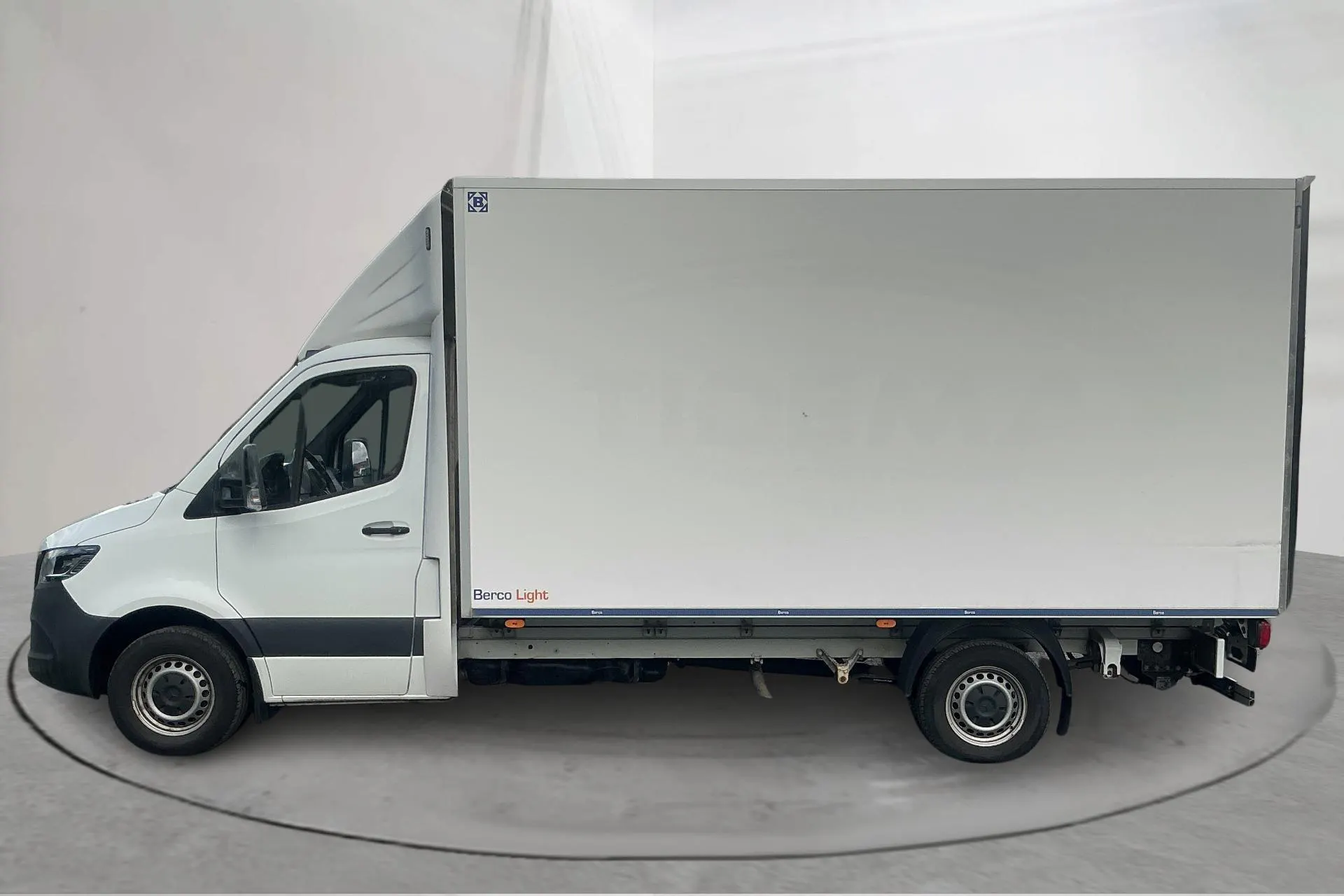 Presentationsfoto 2 av 16: Mercedes Sprinter 317 CDI Volymskåp RWD (170hk) - 5 630 mil - Automat - vit - 2023