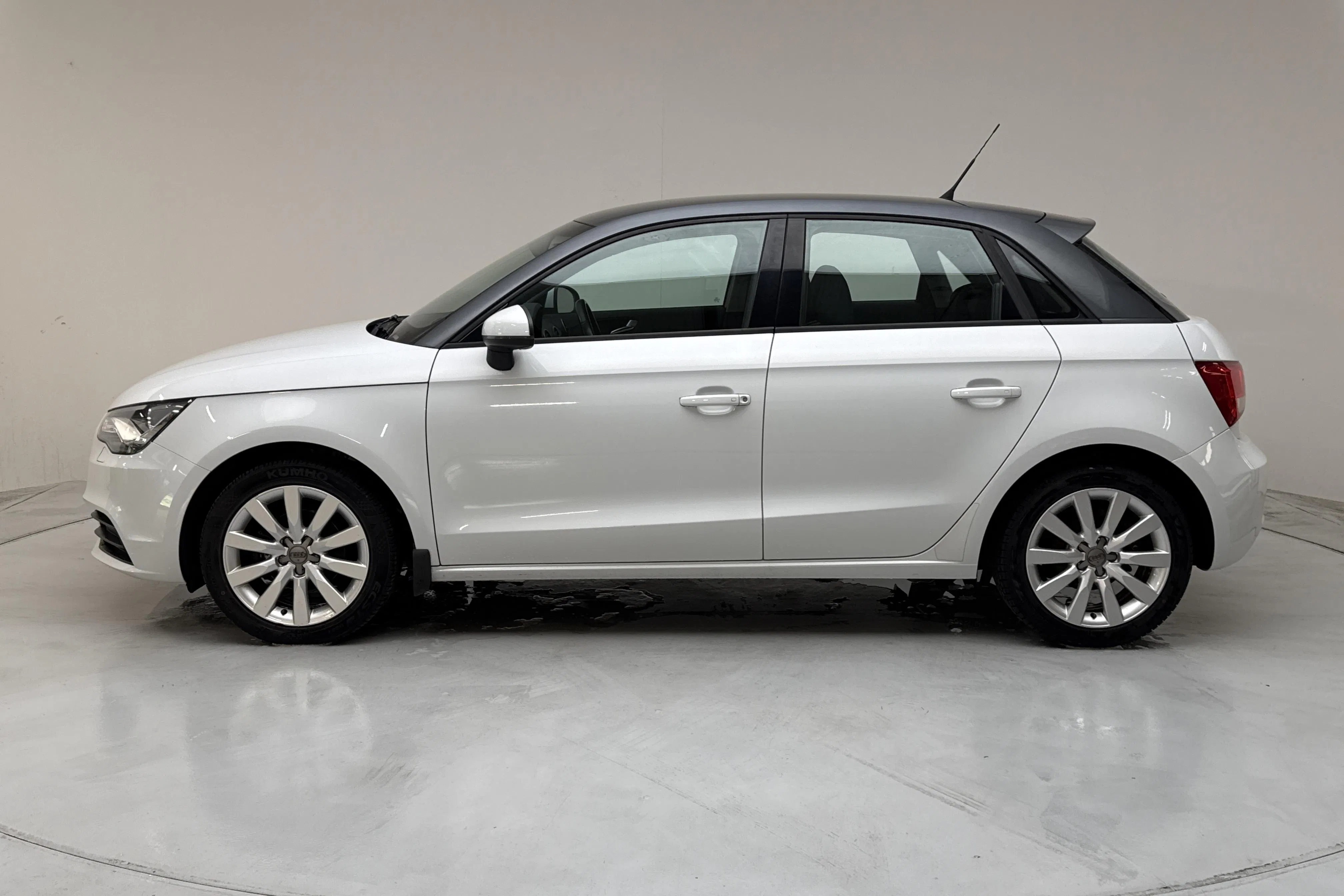Presentation photo 2 of 12: Audi A1 1.2 TFSI Sportback (86hk) - 82 370 km - Manual - white - 2014