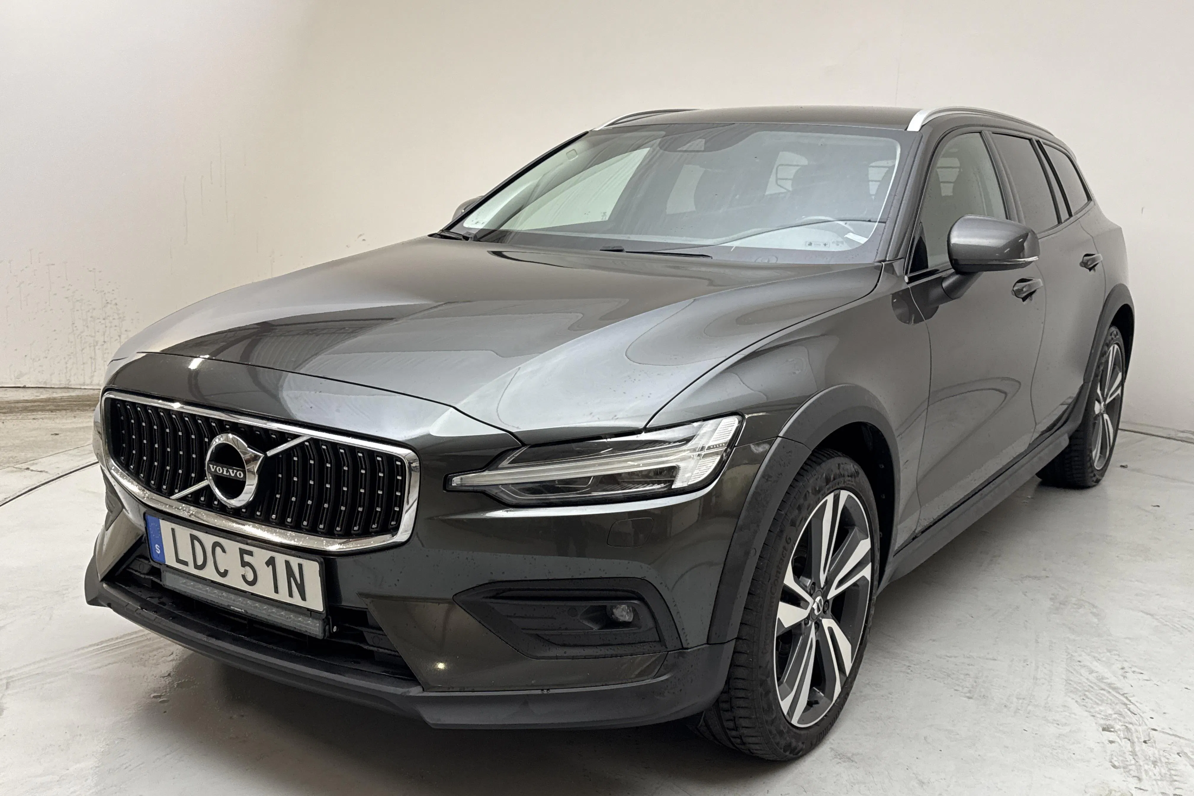 Presentation photo 1 of 15: Volvo V60 B4 Cross Country AWD Mildhybrid, Diesel (197hk) - 193 740 km - Automatic - dark grey - 2022