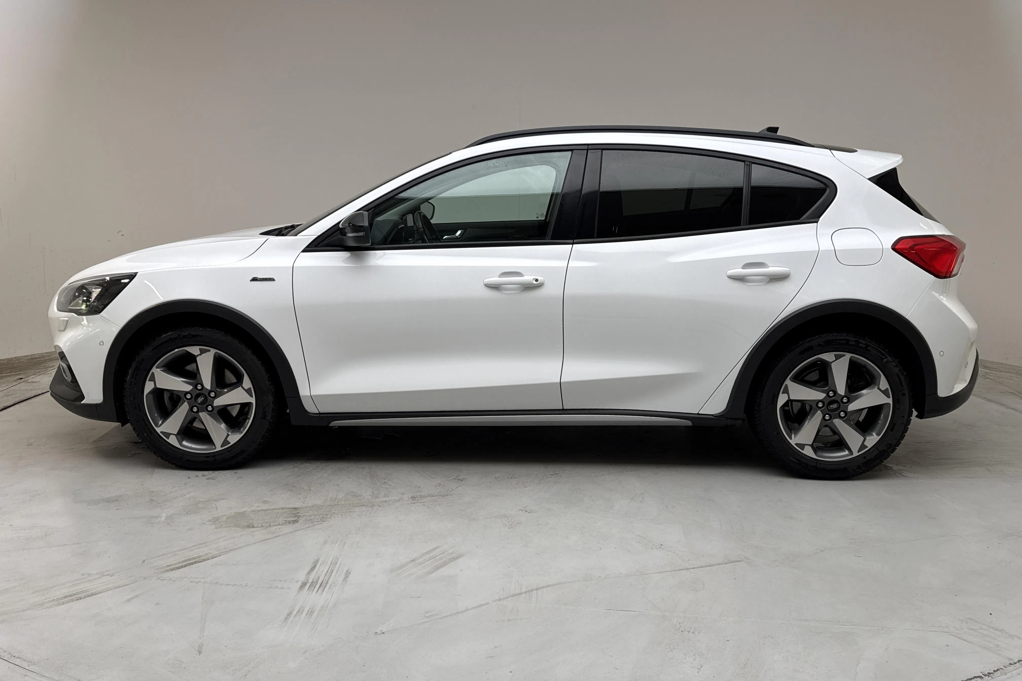 Presentation photo 2 of 12: Ford Focus 1.0T EcoBoost 5dr (125hk) - 174 640 km - Automatic - white - 2020