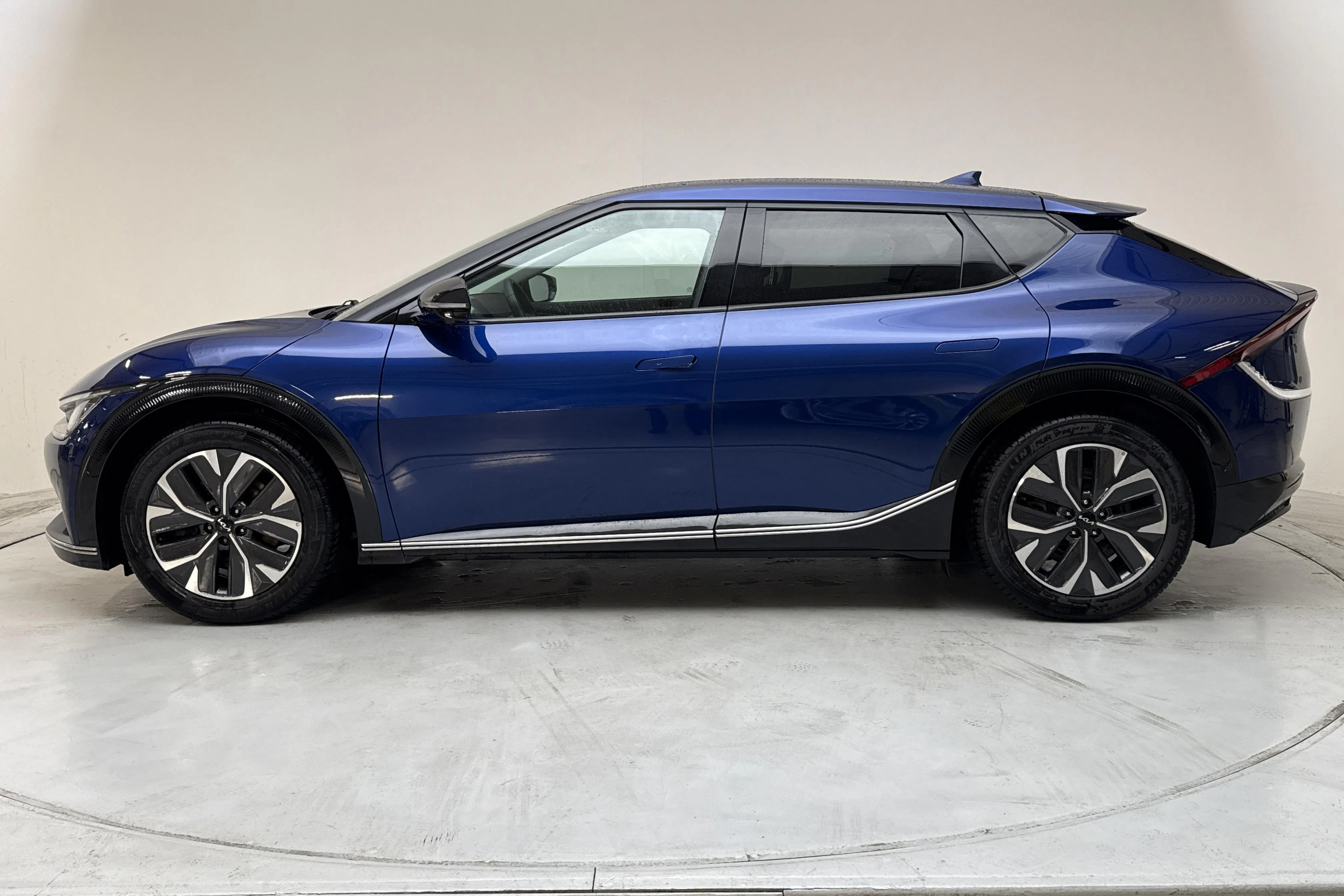 Presentationsfoto 2 av 21: KIA EV6 AWD (325hk) - 12 018 mil - Automat - blå - 2023