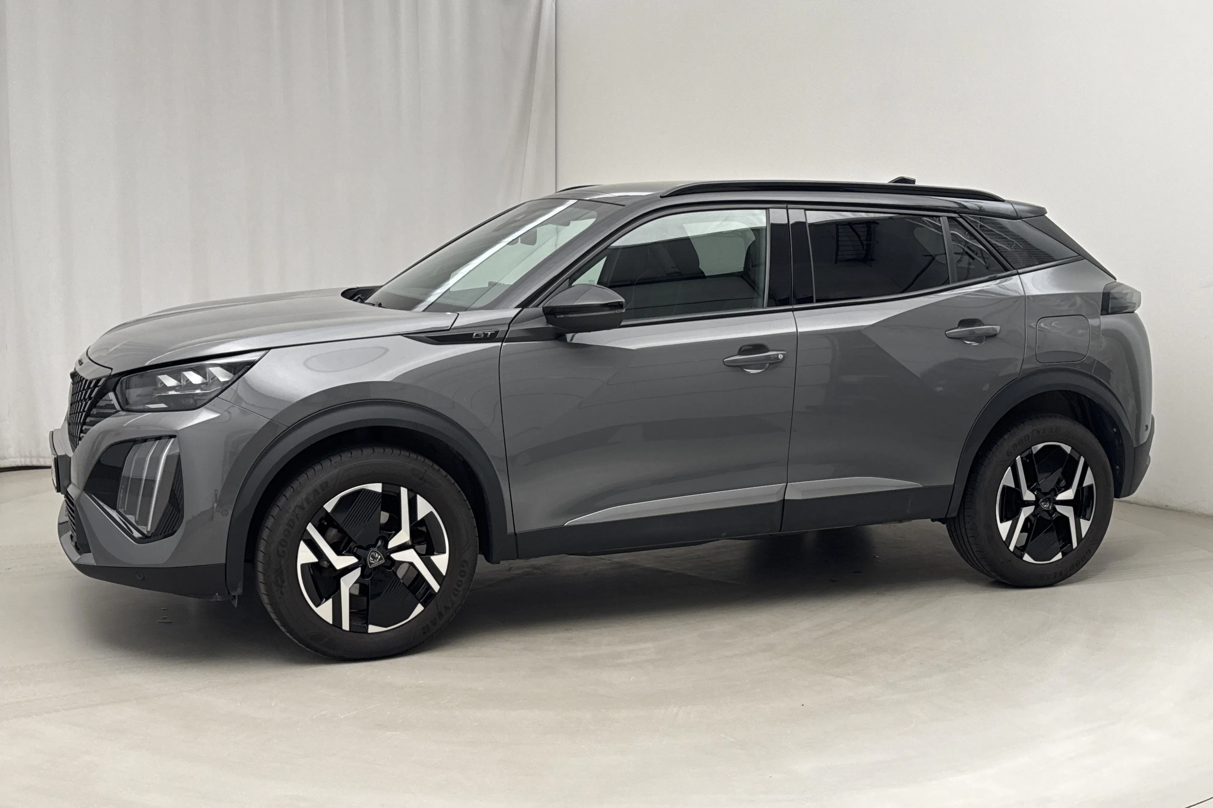 Presentationsfoto 2 av 16: Peugeot 2008 1.2 PureTech (130hk) - 2 310 mil - Automat - grå - 2024