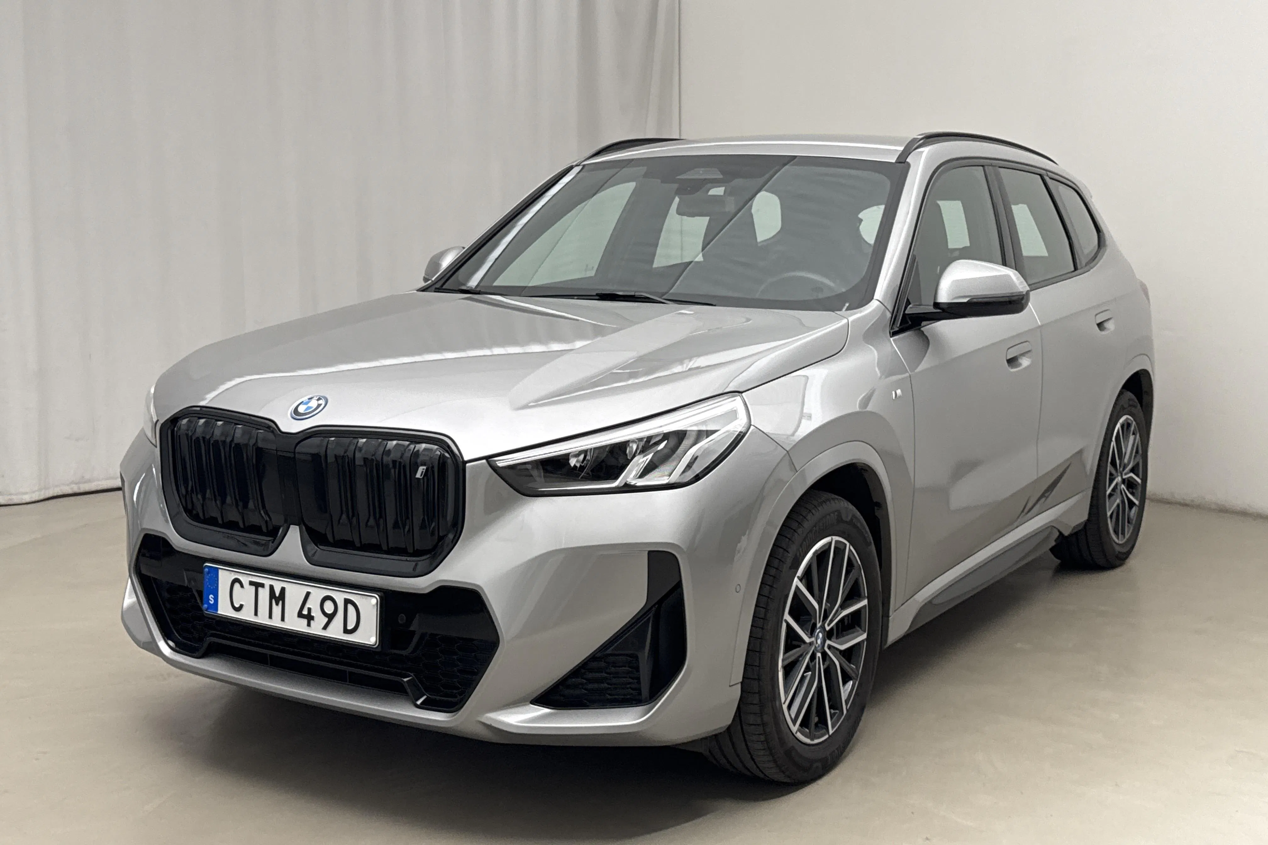 Presentation photo 1 of 20: BMW iX1 xDrive30, U11 (313hk) - 32 130 km - Automatic - gray - 2024