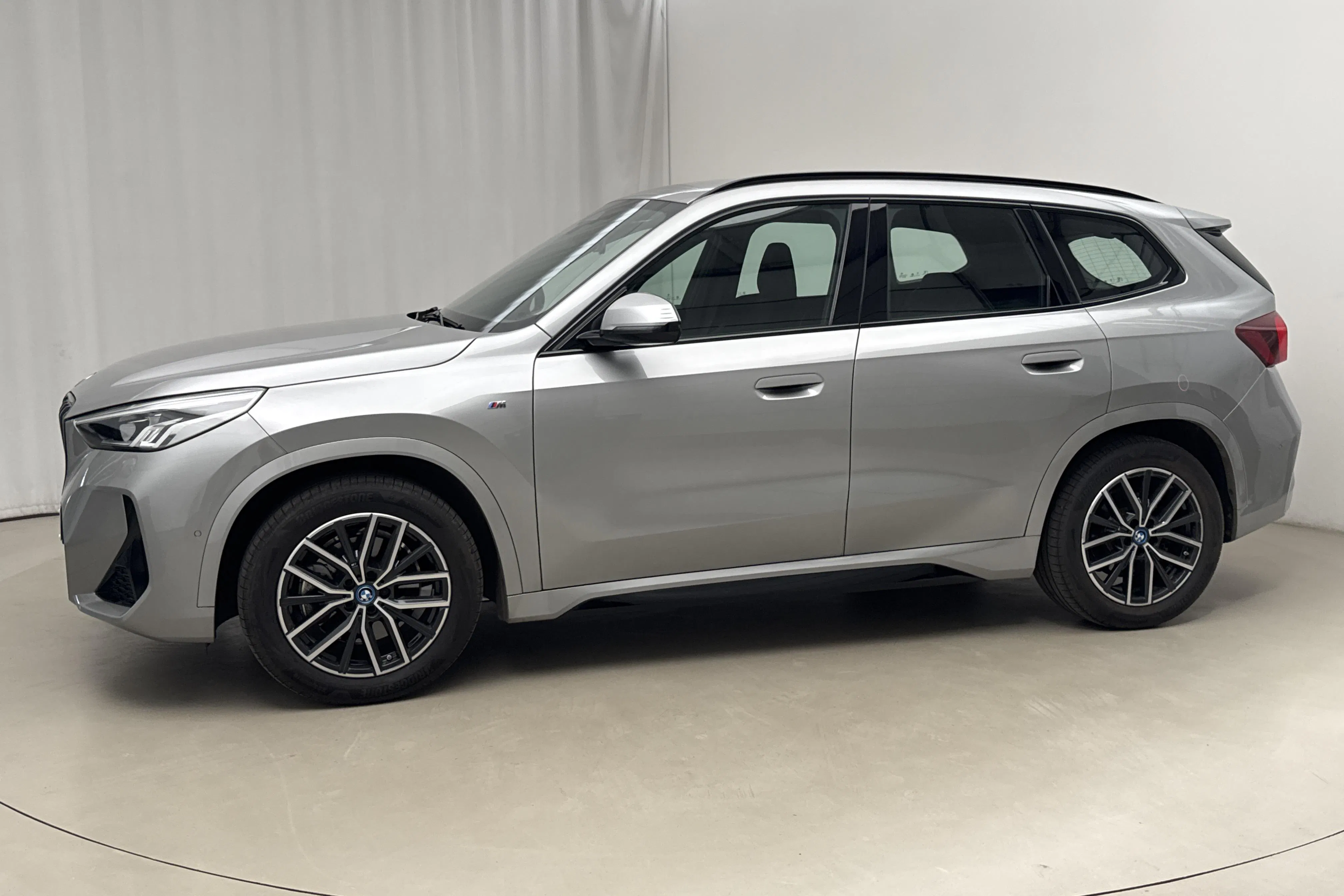Presentation photo 2 of 20: BMW iX1 xDrive30, U11 (313hk) - 32 130 km - Automatic - gray - 2024