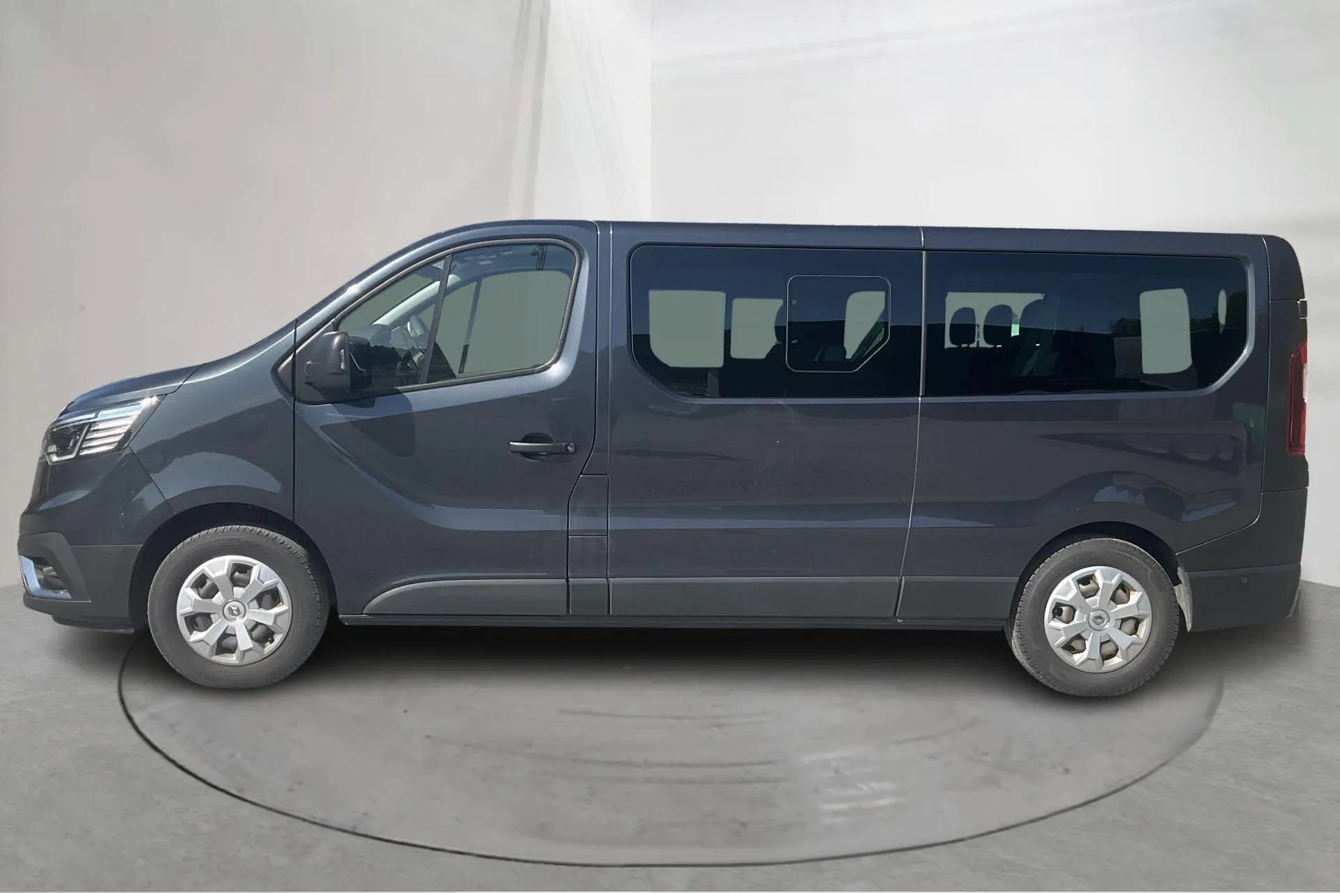 Presentation photo 2 of 16: Renault Trafic Passenger 2.0 dCi (150hk) - 133 490 km - Automatic - gray - 2023
