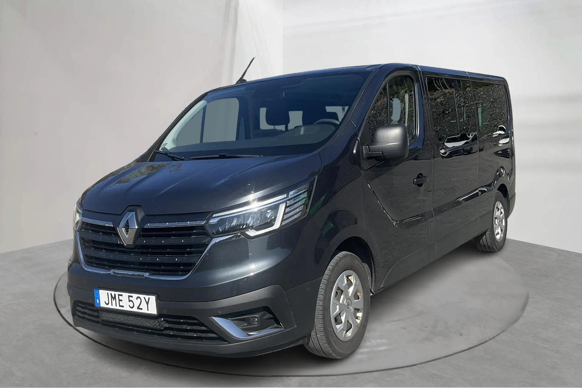 Presentation photo 1 of 16: Renault Trafic Passenger 2.0 dCi (150hk) - 133 490 km - Automatic - gray - 2023