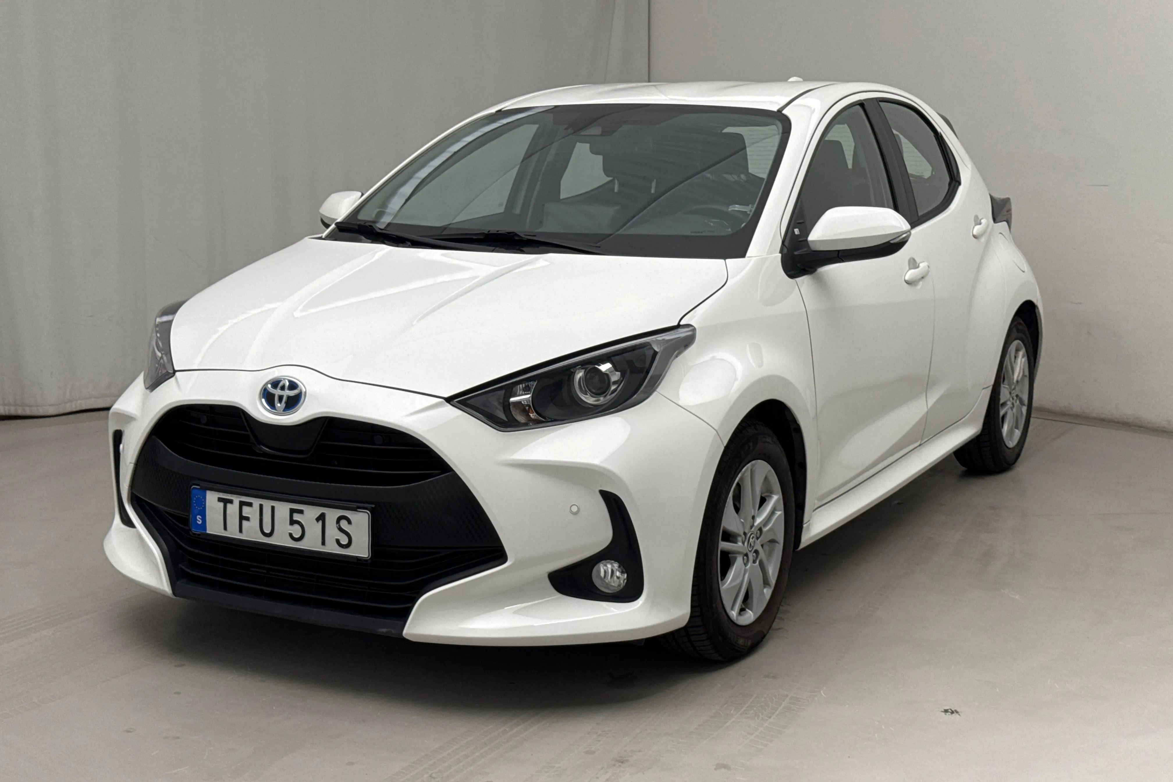 Presentationsfoto 1 av 15: Toyota Yaris 1.5 Hybrid 5dr (116hk) - 13 004 mil - Automat - vit - 2023