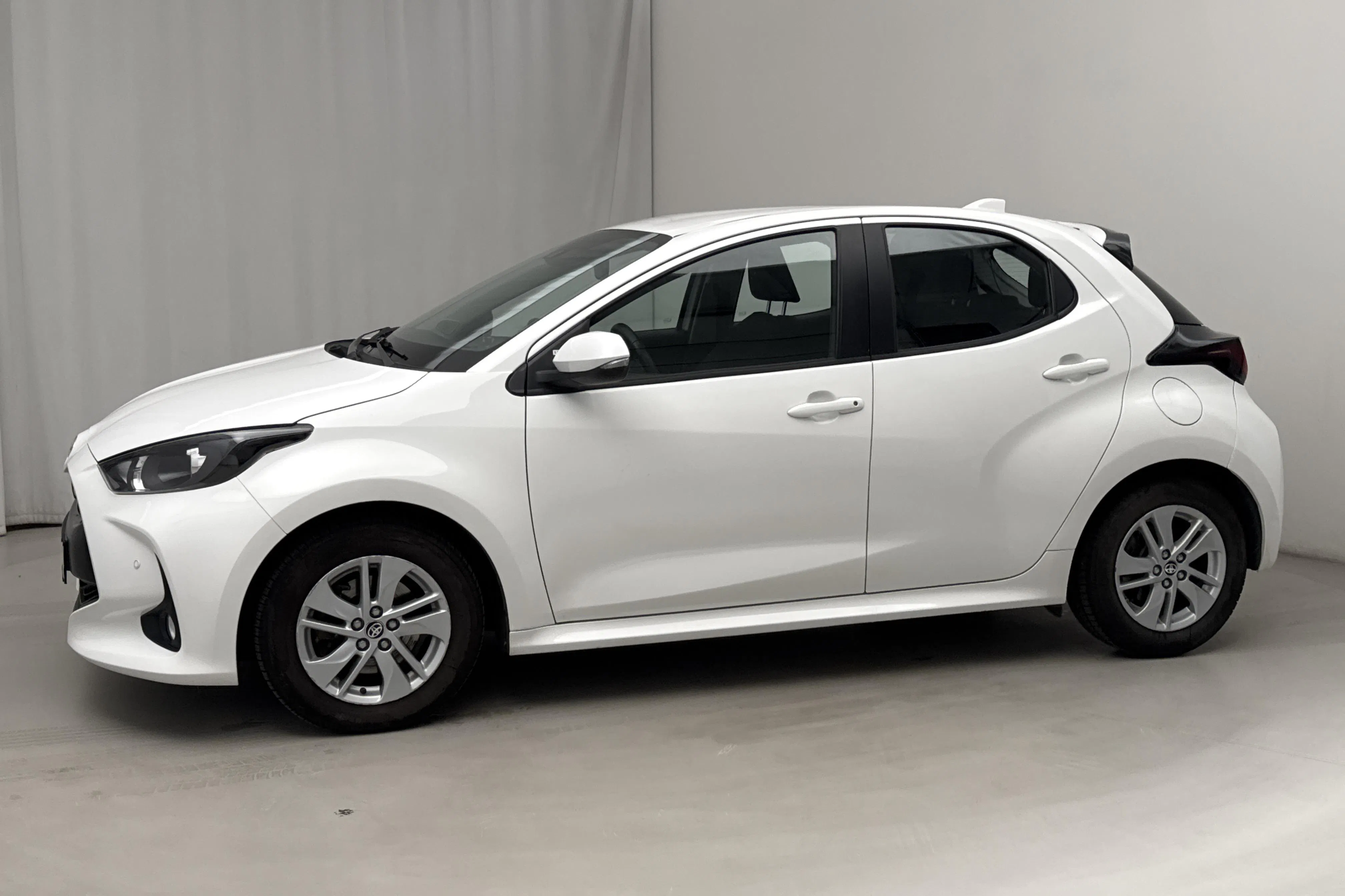 Presentationsfoto 2 av 15: Toyota Yaris 1.5 Hybrid 5dr (116hk) - 13 004 mil - Automat - vit - 2023
