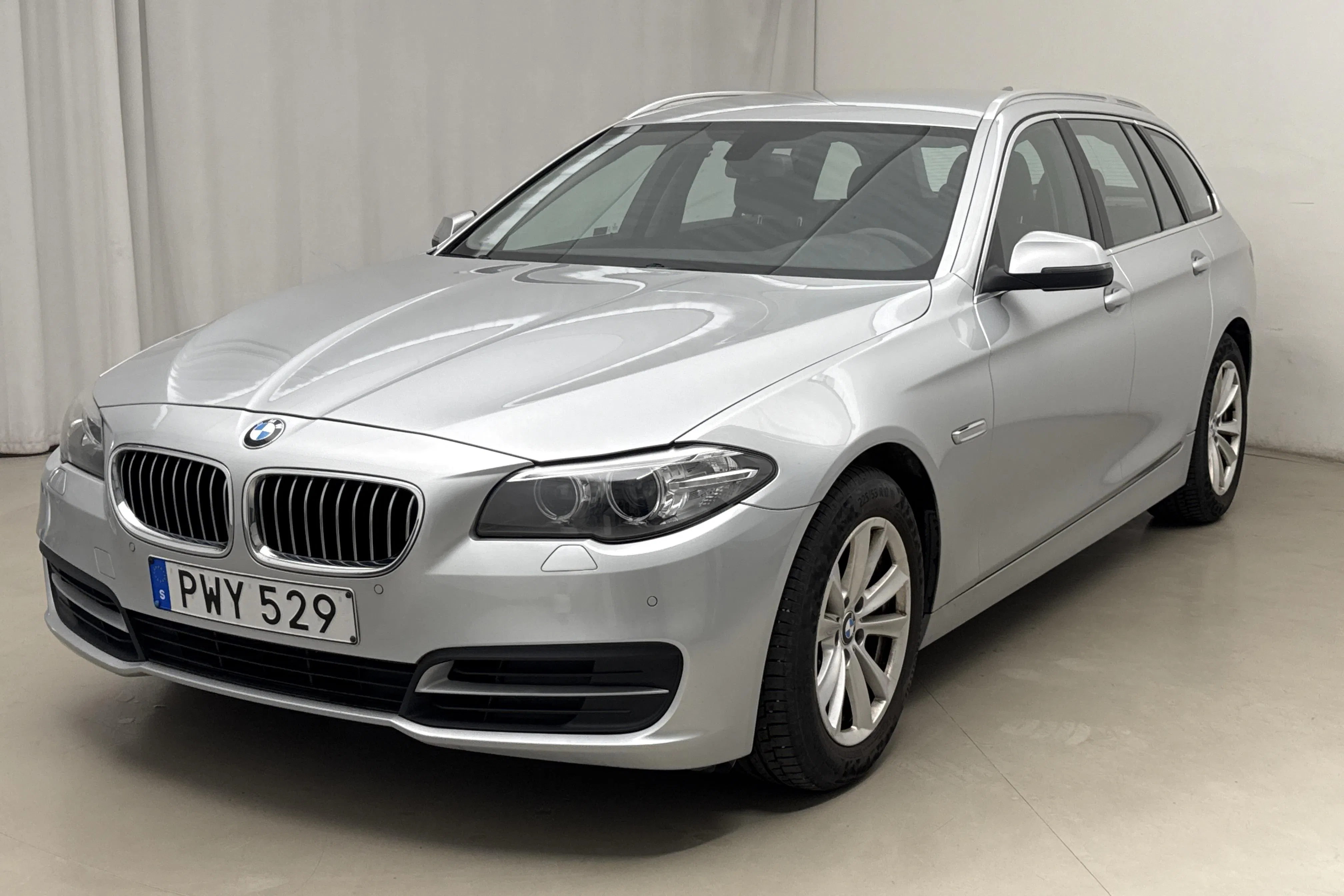 Presentation photo 1 of 15: BMW 520d Touring, F11 (190hk) - 101 790 km - Manual - silver - 2015