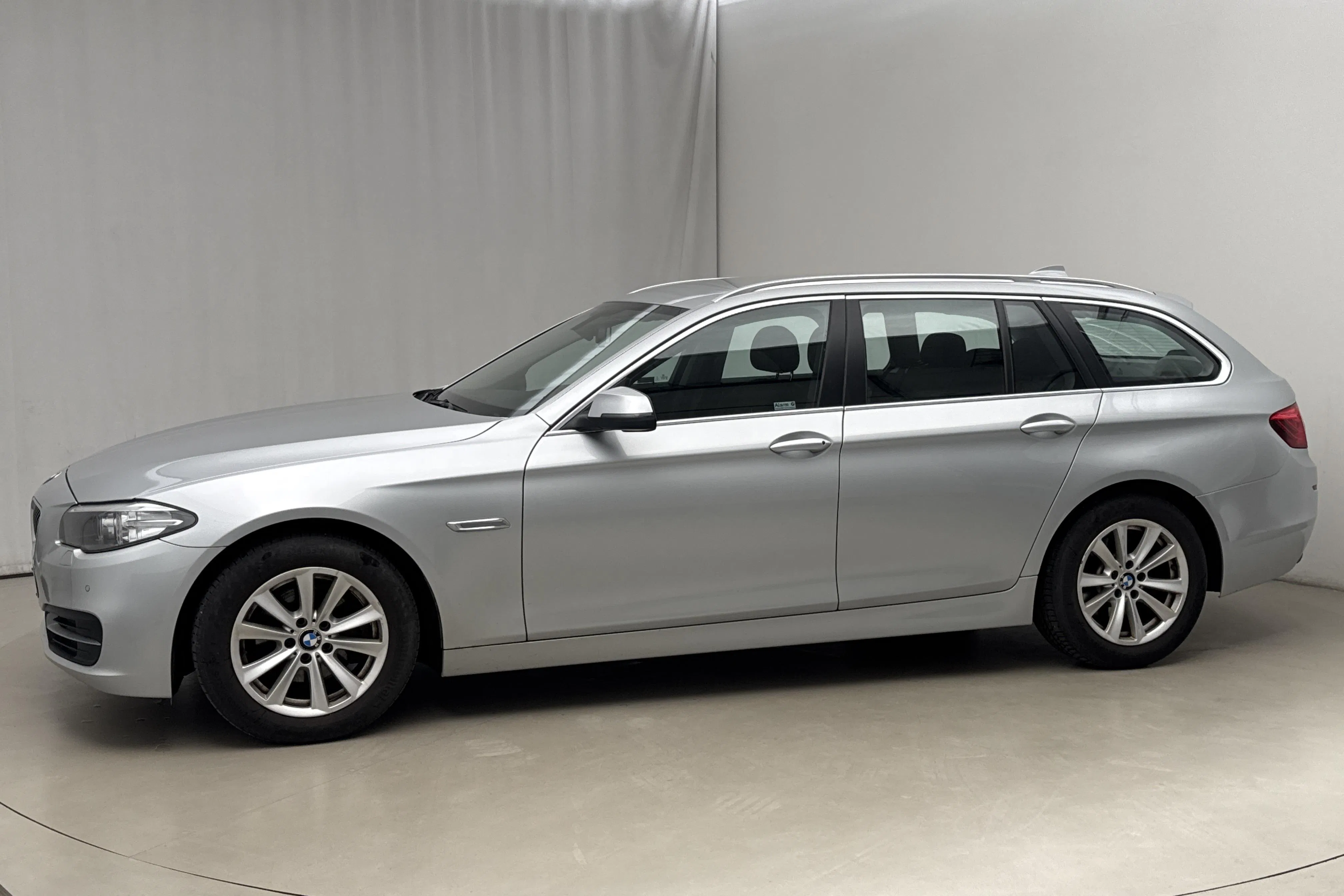Presentation photo 2 of 15: BMW 520d Touring, F11 (190hk) - 101 790 km - Manual - silver - 2015