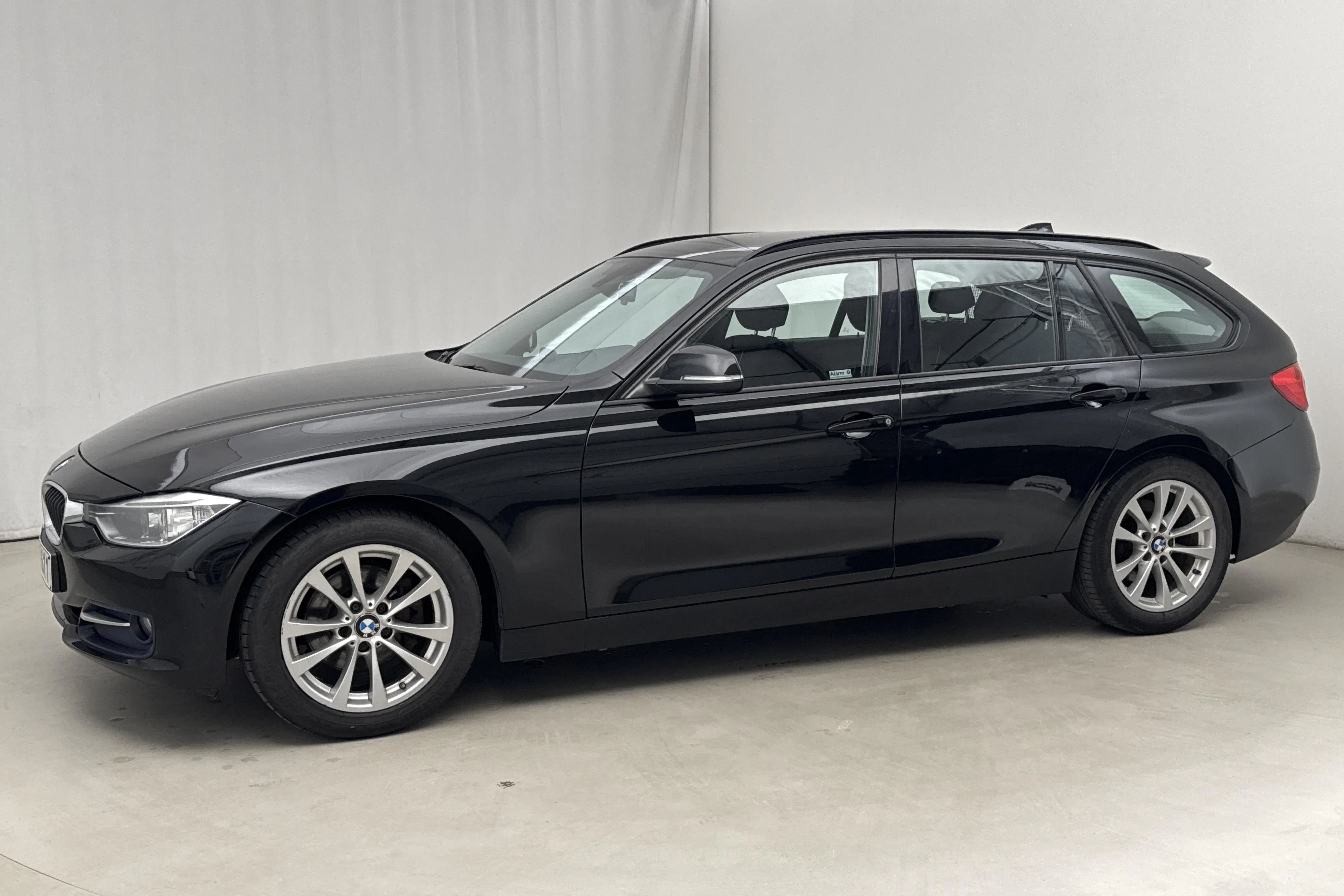 Presentation photo 2 of 15: BMW 320d Touring, F31 (184hk) - 215 730 km - Manual - black - 2014
