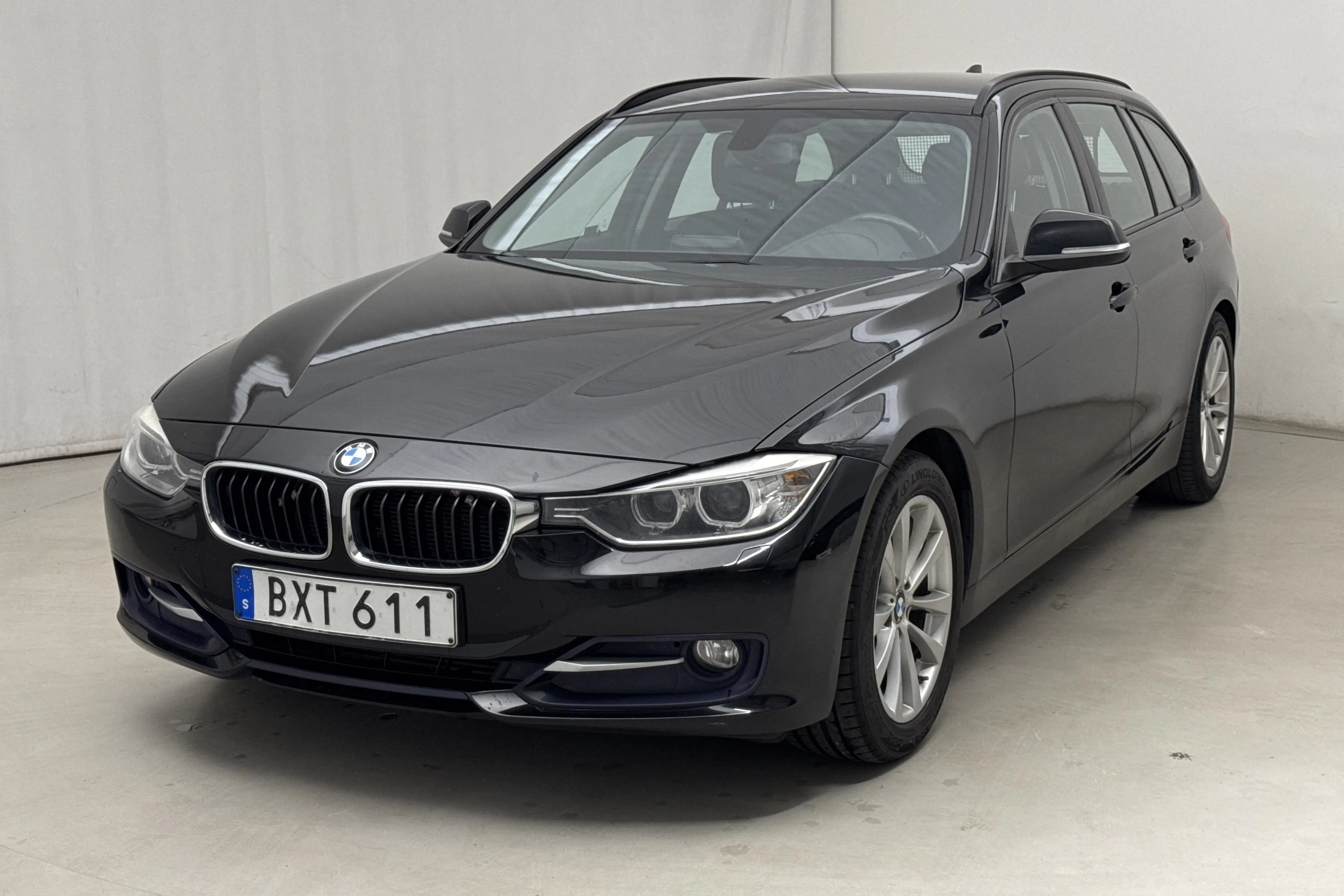 Presentation photo 1 of 15: BMW 320d Touring, F31 (184hk) - 215 730 km - Manual - black - 2014