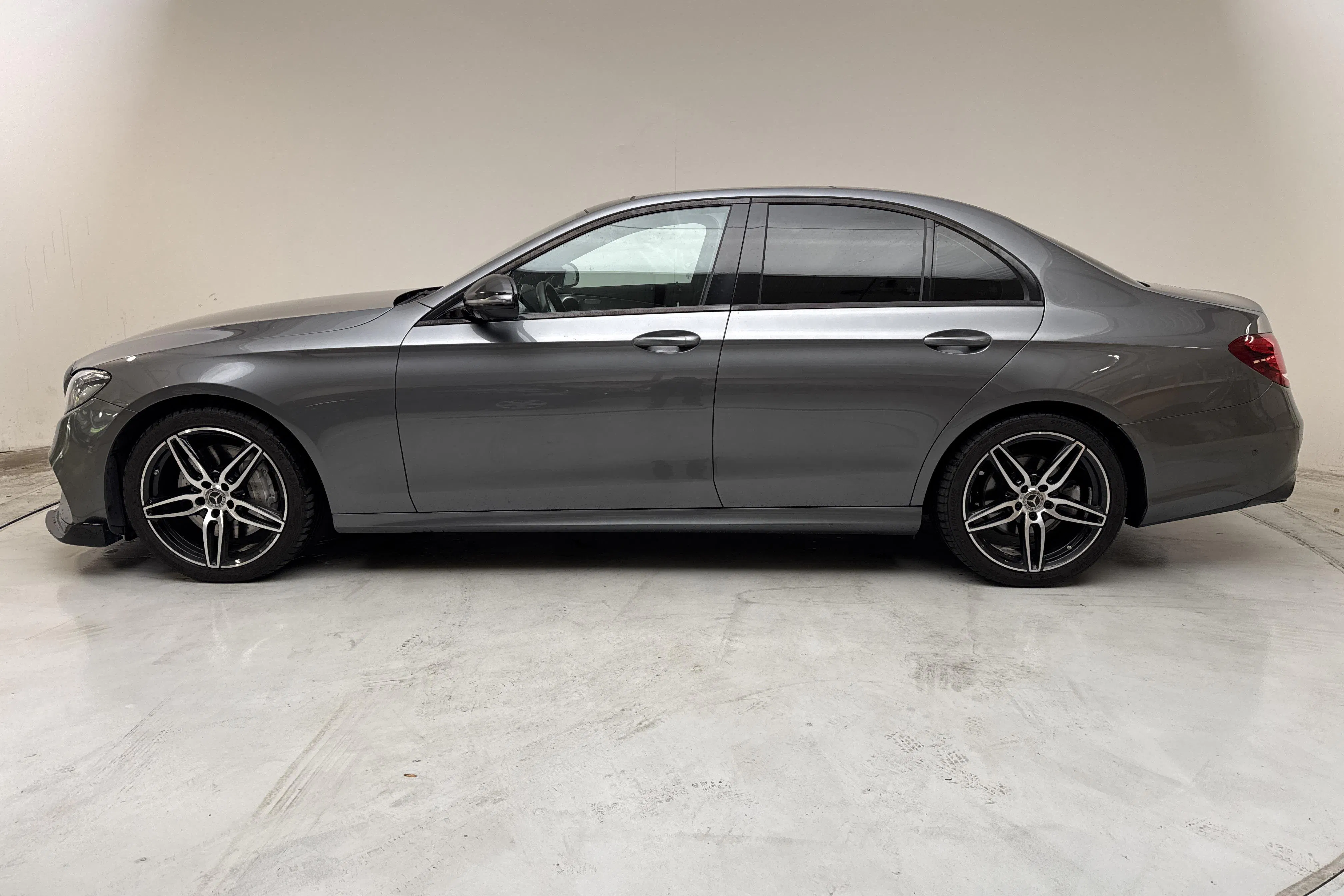 Presentation photo 2 of 17: Mercedes E 350 d Sedan W213 (258hk) - 182 760 km - Automatic - gray - 2018