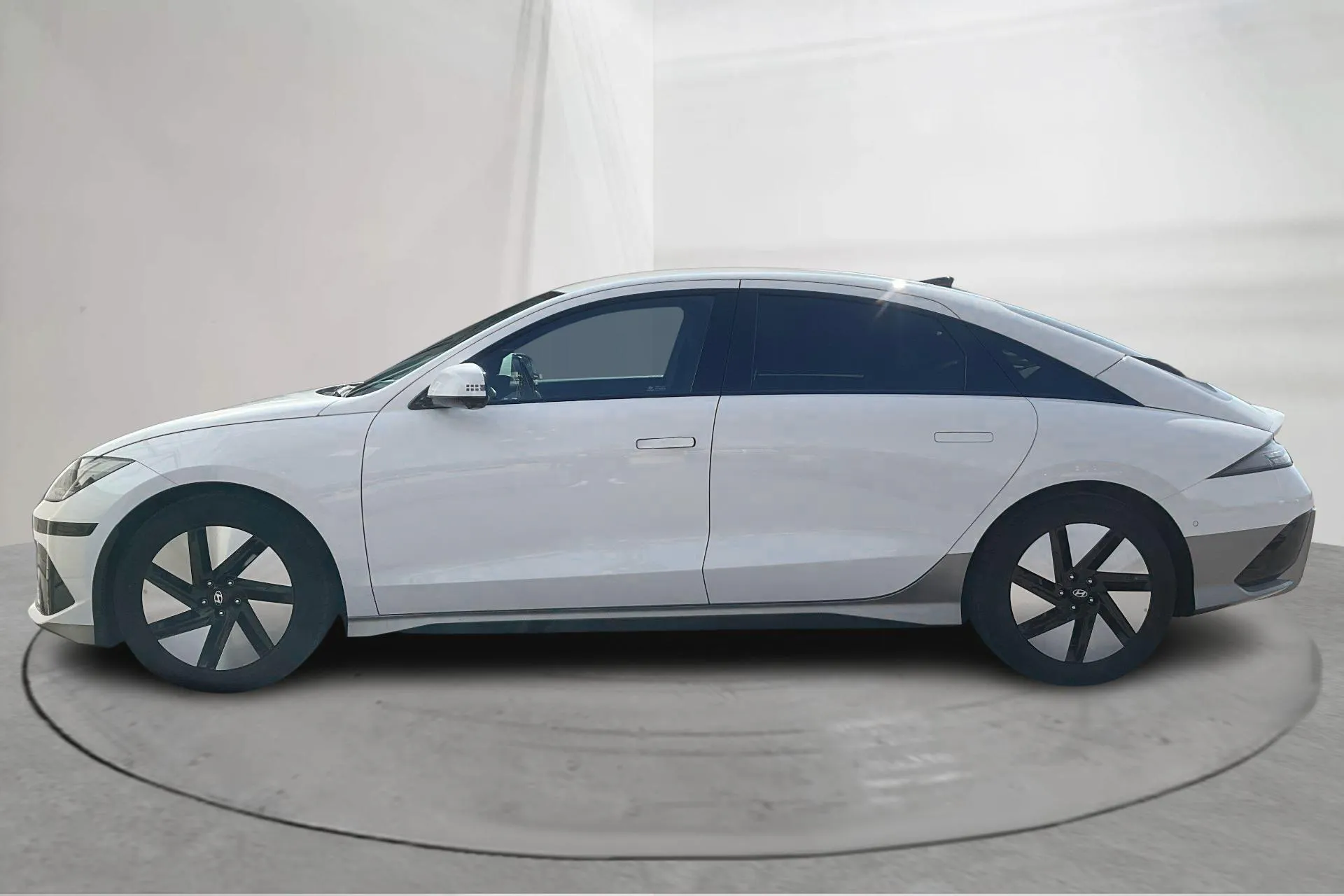 Presentation photo 2 of 20: Hyundai IONIQ 6 77kWh AWD (325hk) - 75 930 km - Automatic - white - 2023