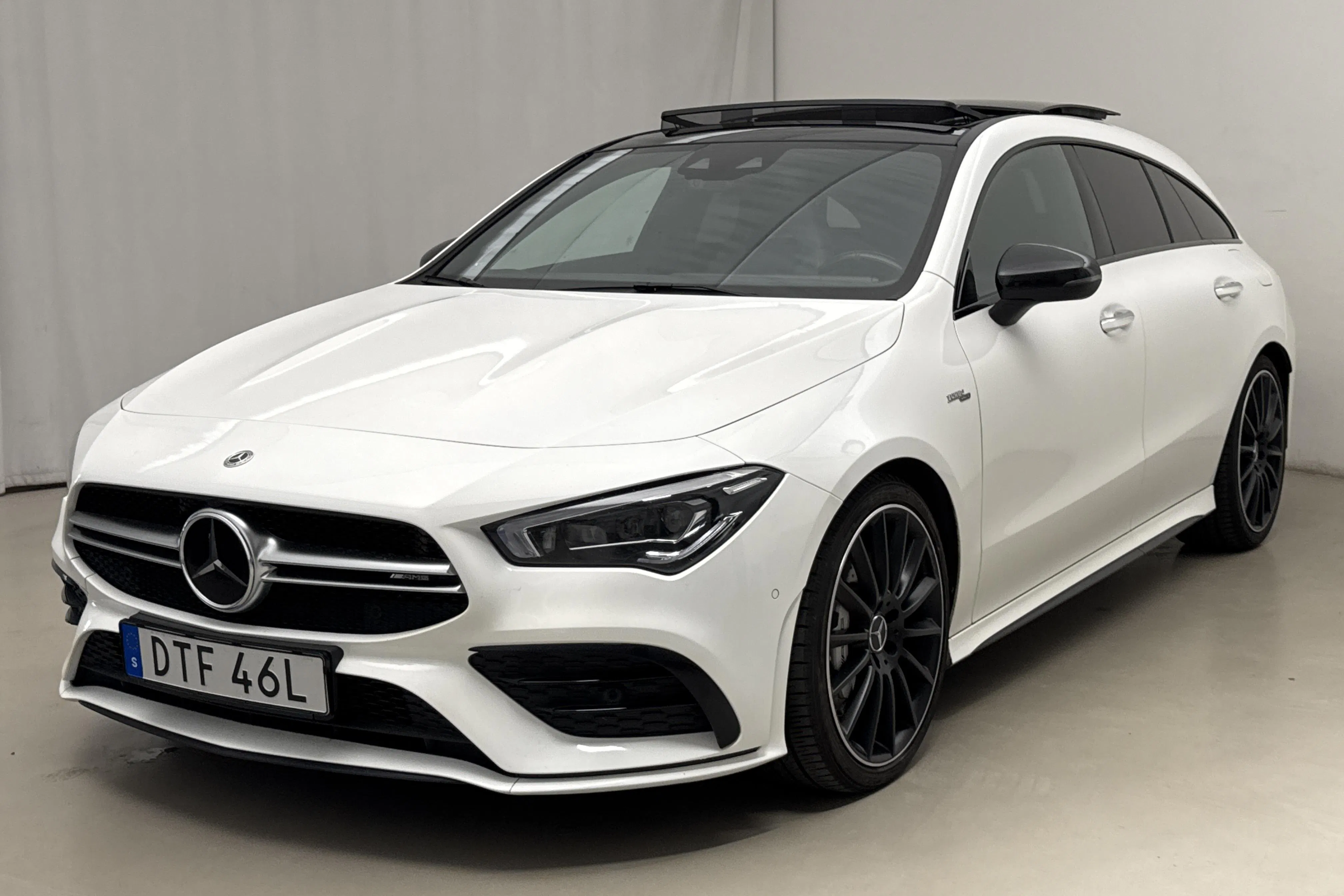 Presentation photo 1 of 26: Mercedes CLA 35 AMG 4MATIC Shooting Brake X118 (306hk) - 89 020 km - Automatic - white - 2021