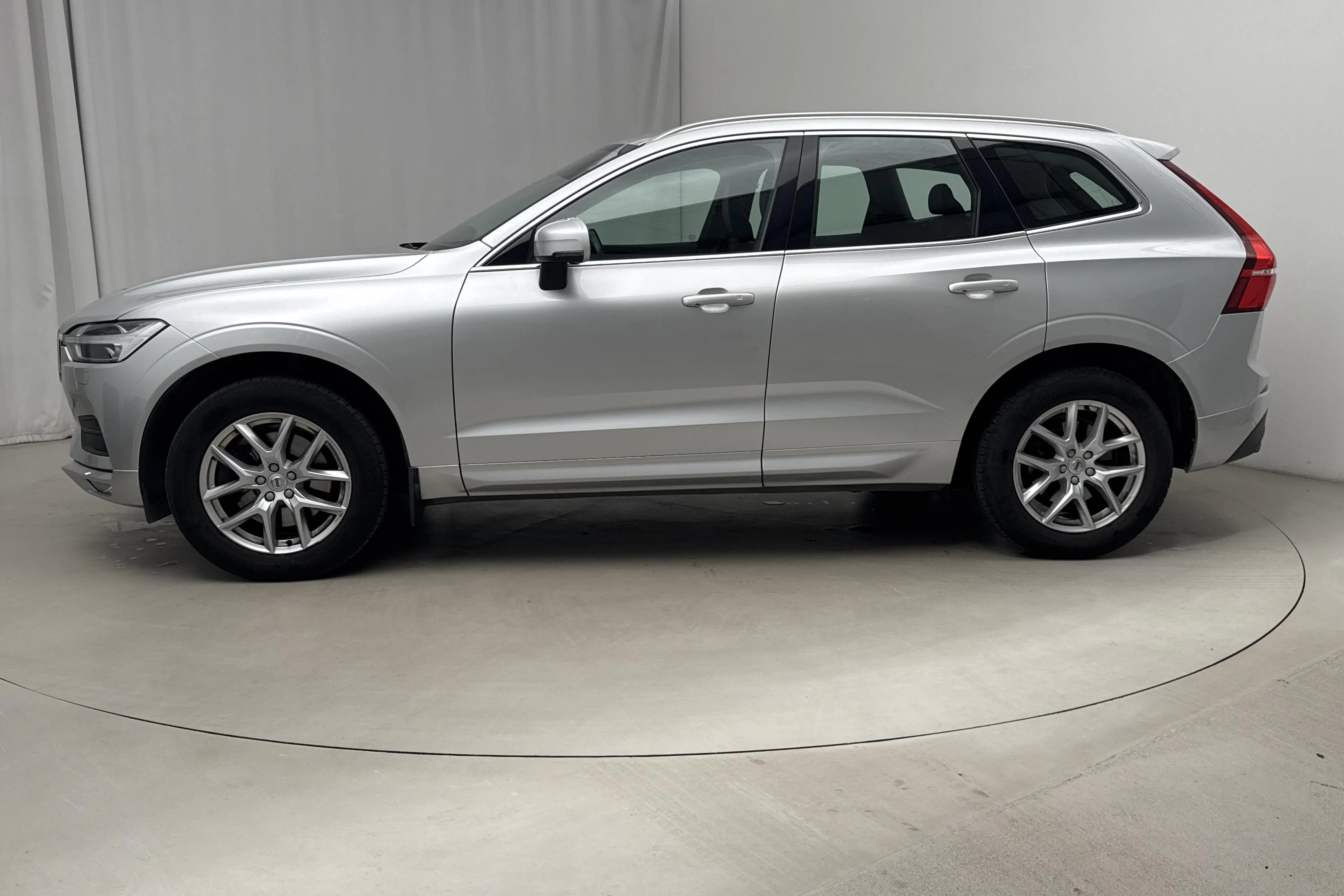 Presentationsfoto 2 av 17: Volvo XC60 D4 AWD (190hk) - 8 843 mil - Automat - silver - 2019