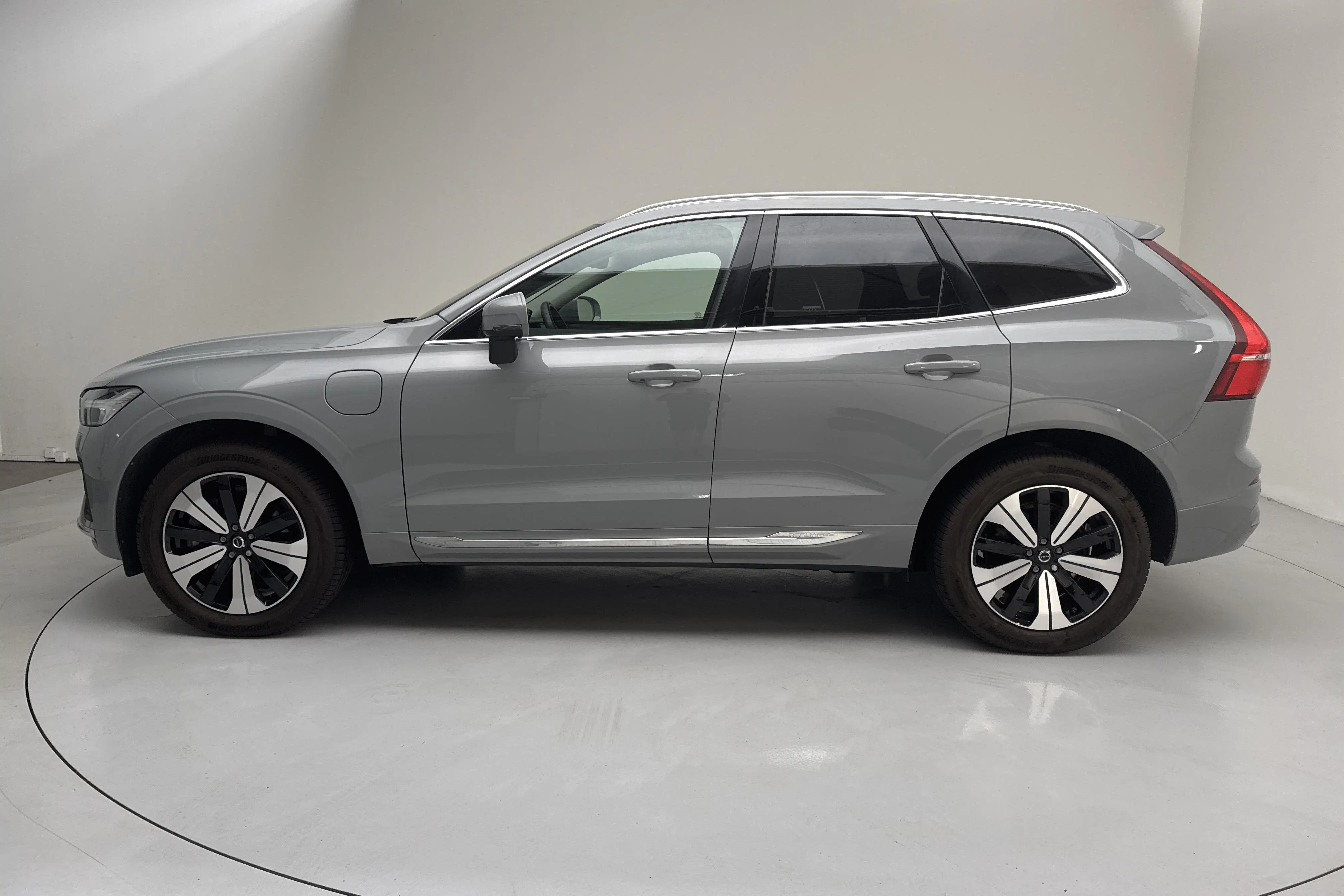Presentationsfoto 2 av 19: Volvo XC60 T6 AWD Recharge (350hk) - 13 687 mil - Automat - grå - 2024