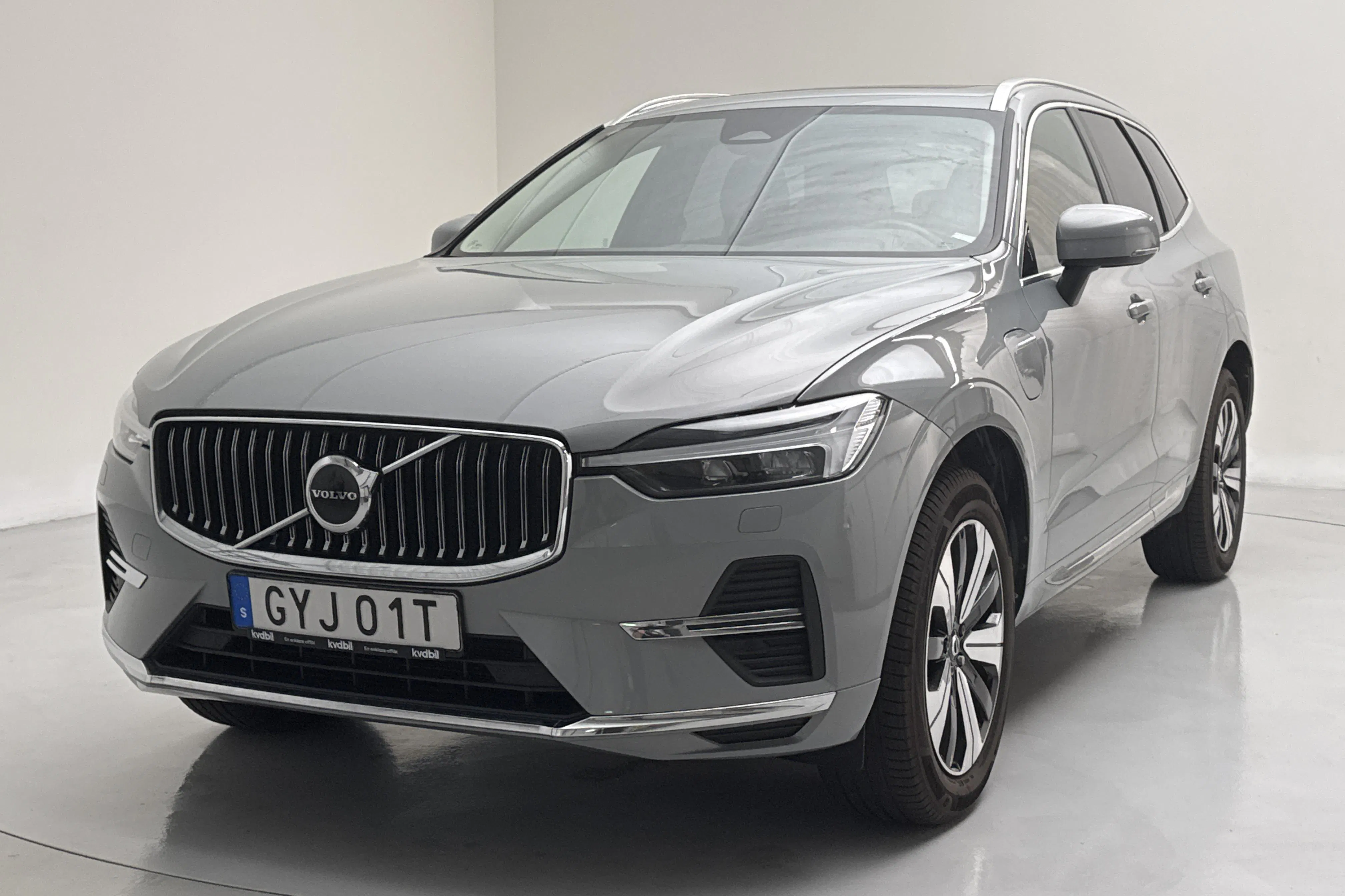 Presentationsfoto 1 av 19: Volvo XC60 T6 AWD Recharge (350hk) - 13 687 mil - Automat - grå - 2024