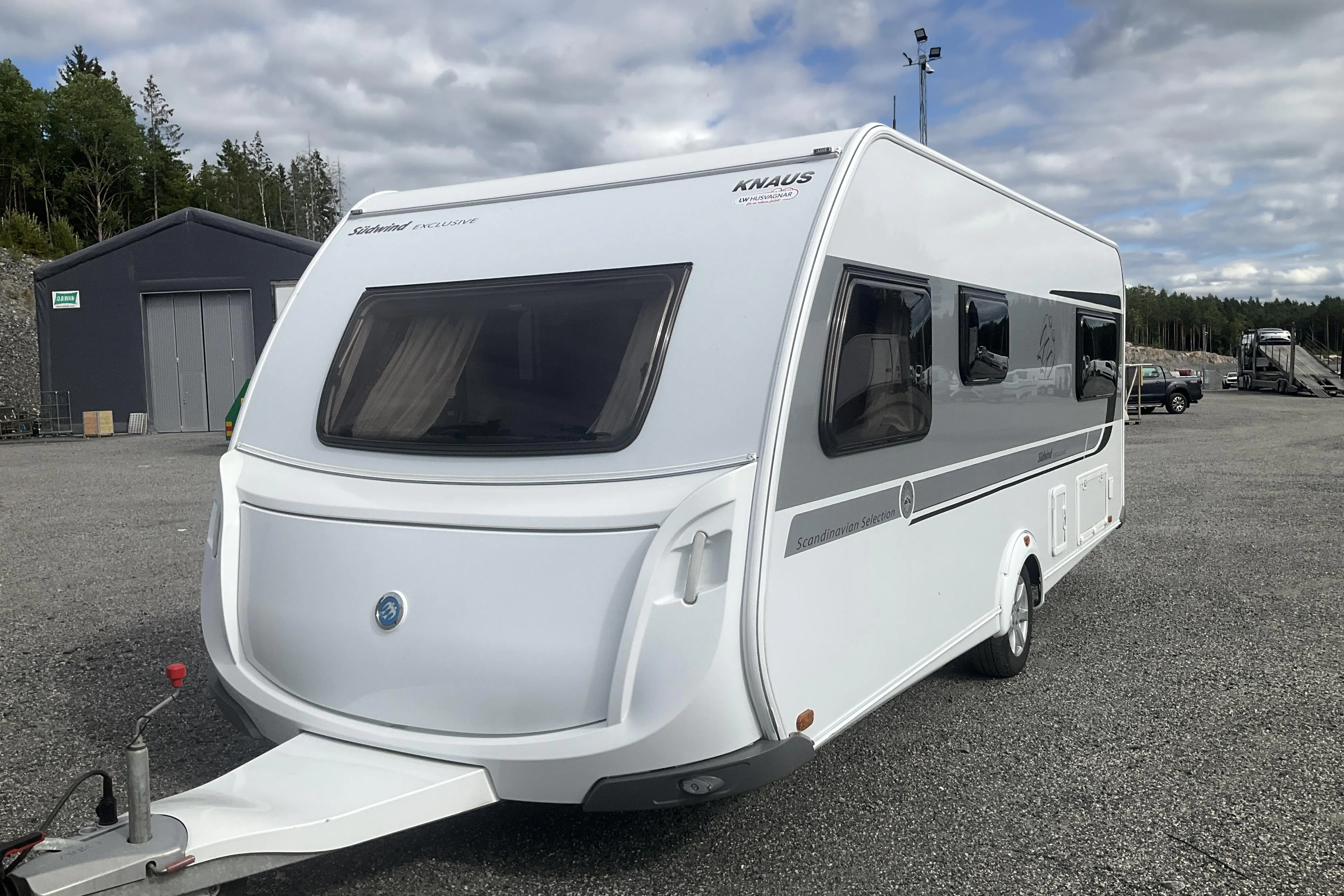 Presentation photo 1 of 23: KNAUS Sudwind EXCLUSIVE 590 UK Scandinavian Selection Husvagn med AC & förtält - 0 km - white - 2015