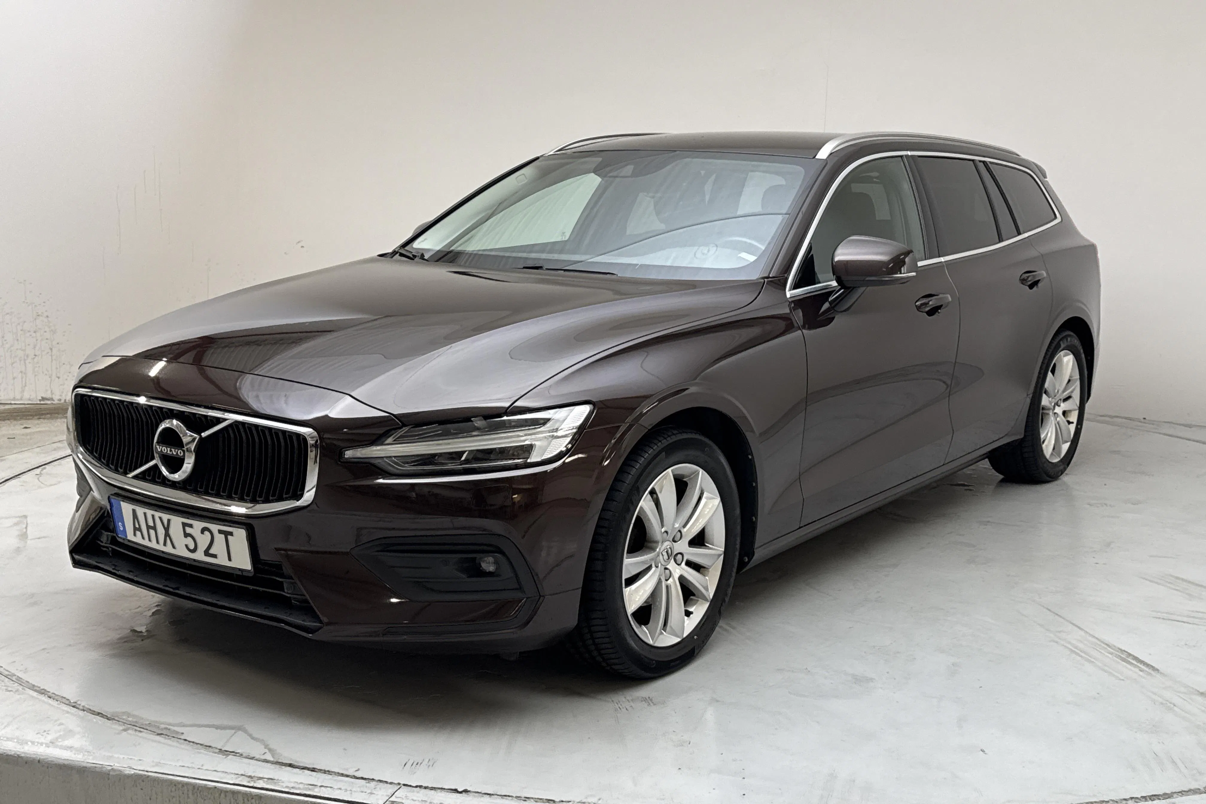 Presentationsfoto 1 av 17: Volvo V60 D4 (190hk) - 8 673 mil - Automat - Mörkbrun - 2020