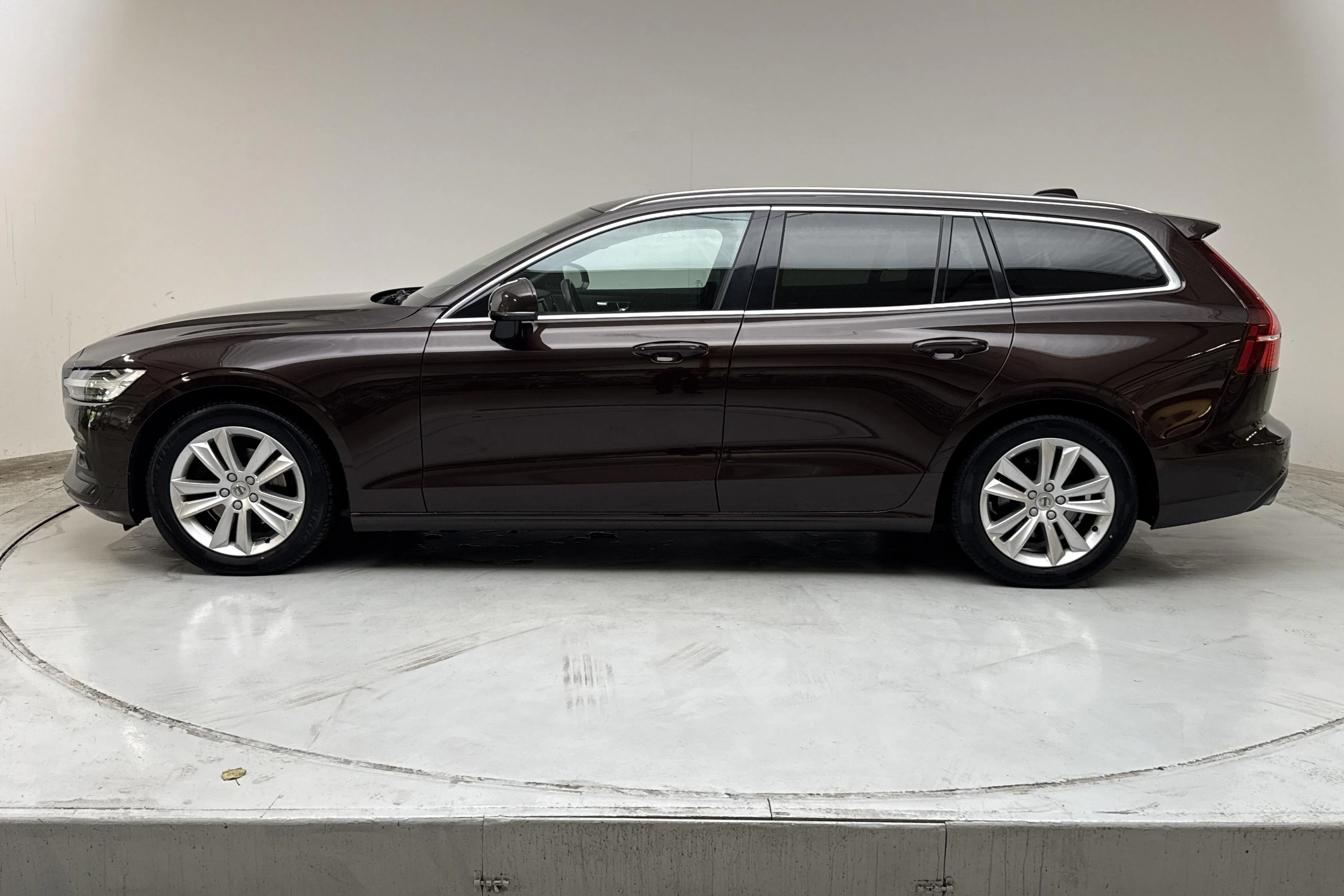 Presentationsfoto 2 av 17: Volvo V60 D4 (190hk) - 8 673 mil - Automat - Mörkbrun - 2020