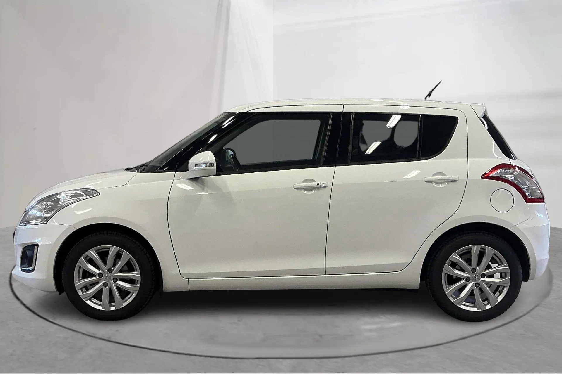 Presentation photo 2 of 13: Suzuki Swift 1.2 5dr (94hk) - 57 090 km - Manual - white - 2017