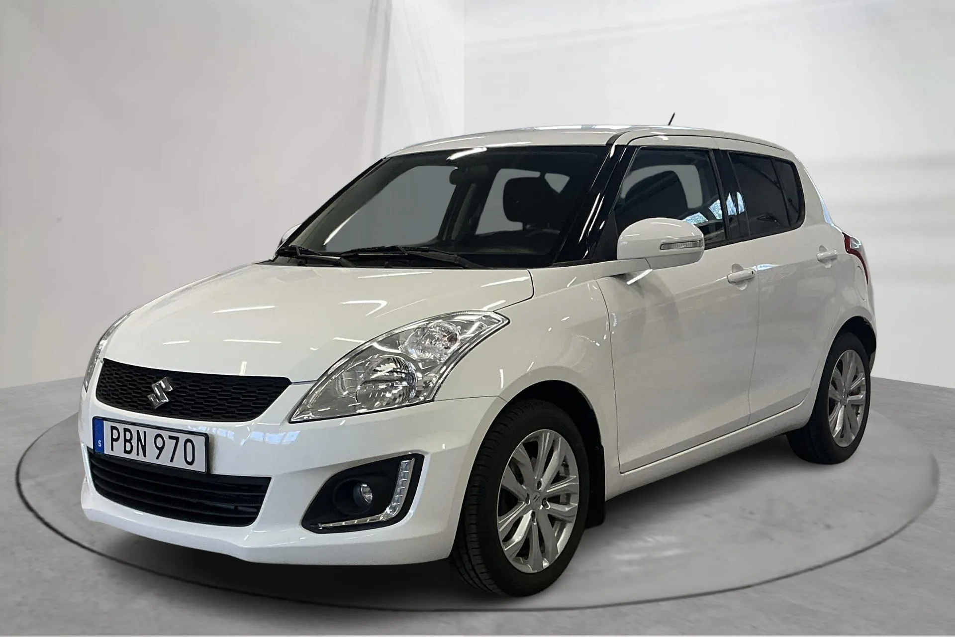 Presentation photo 1 of 13: Suzuki Swift 1.2 5dr (94hk) - 57 090 km - Manual - white - 2017