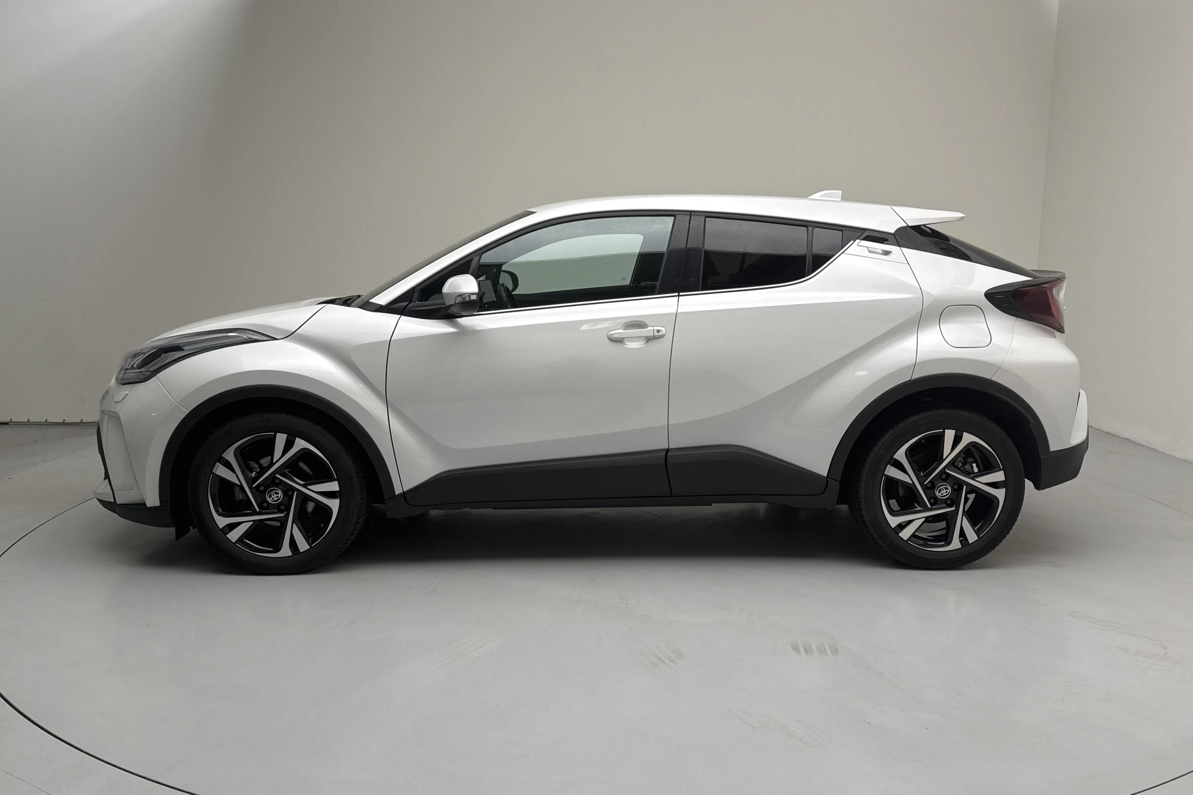 Presentationsfoto 2 av 13: Toyota C-HR 1.8 HSD (122hk) - 3 650 mil - Automat - vit - 2023