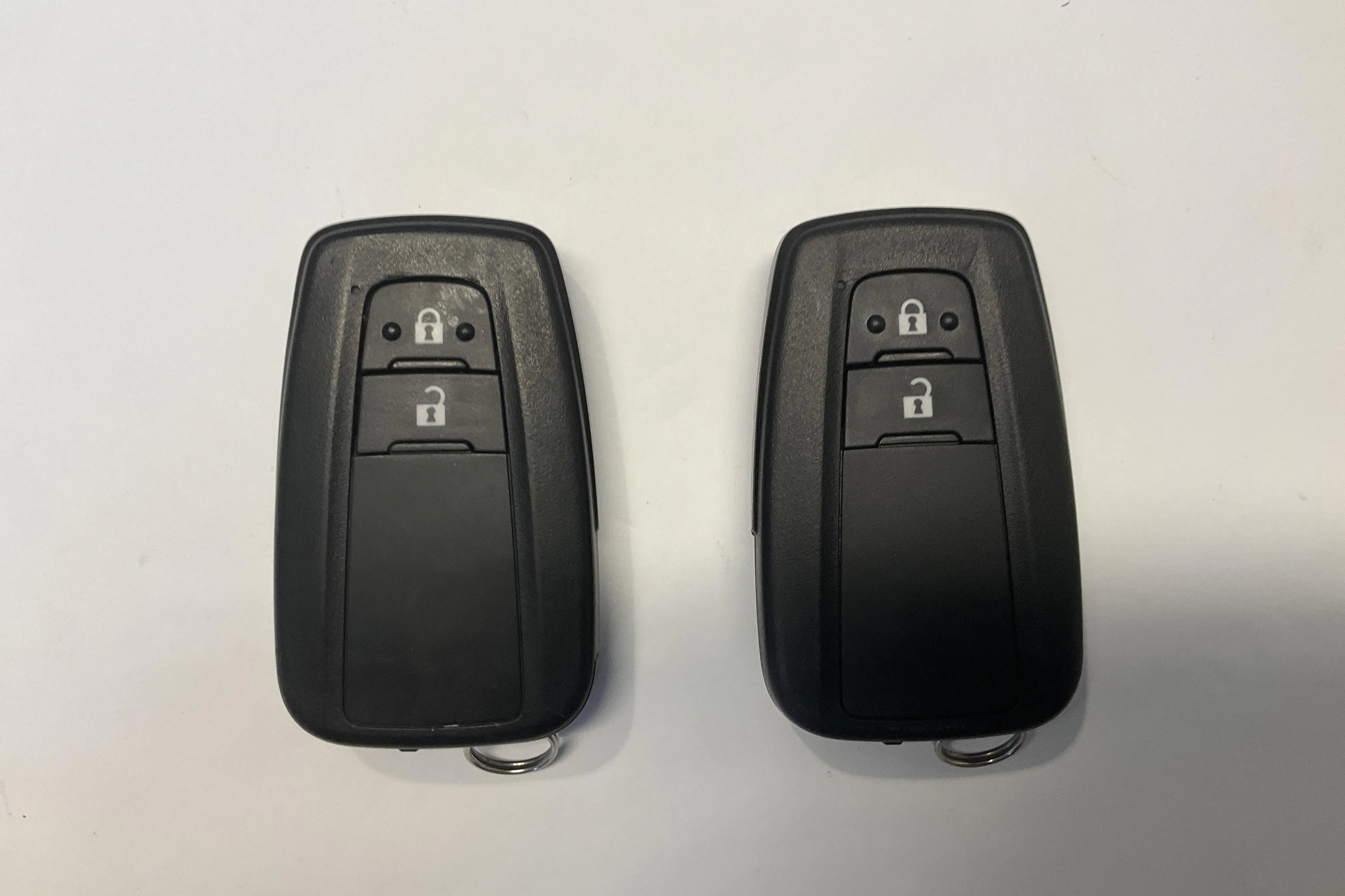 Presentationsfoto 13 av 13: Toyota C-HR 1.8 HSD (122hk) - 3 650 mil - Automat - vit - 2023