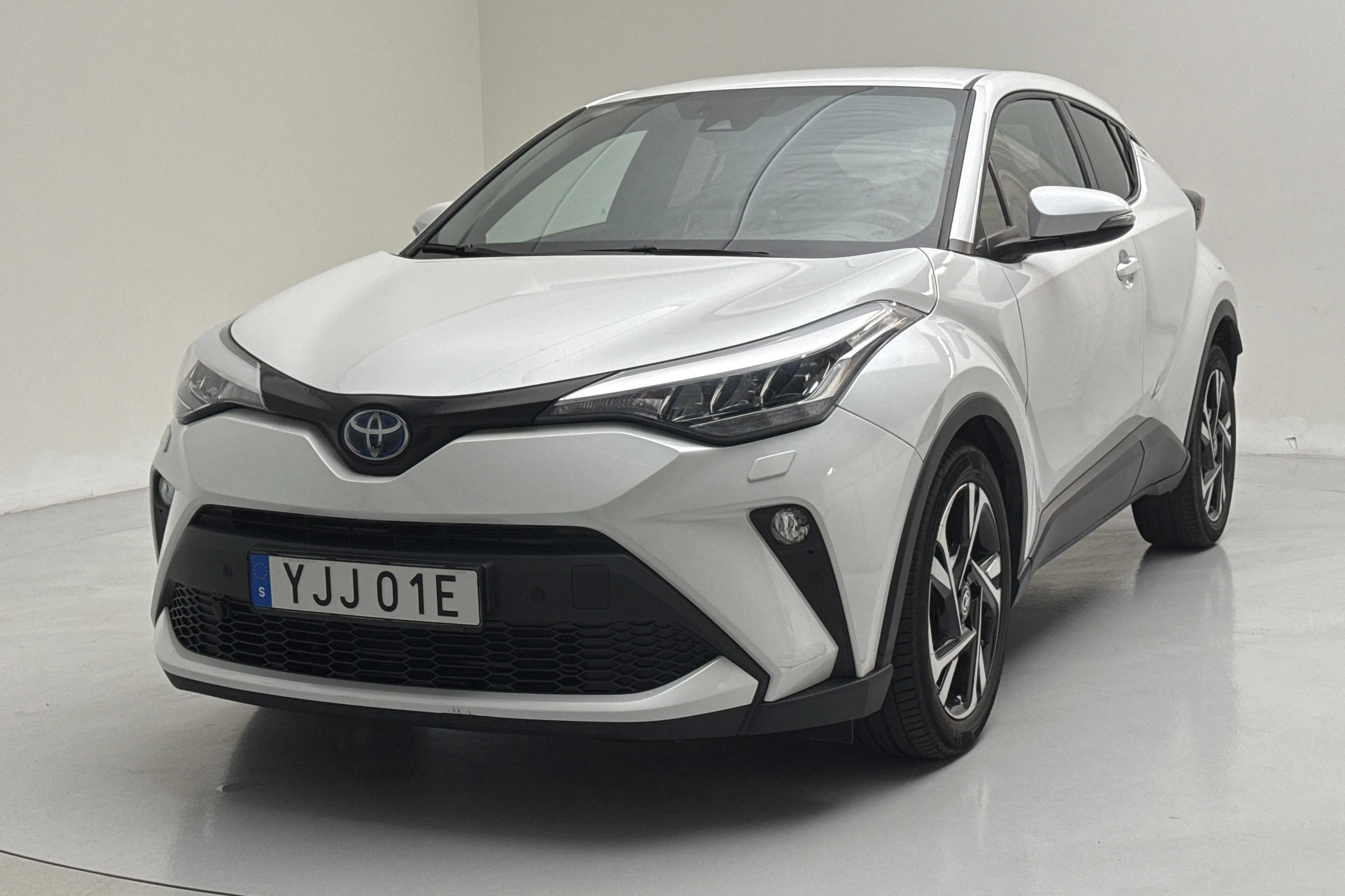Presentationsfoto 1 av 13: Toyota C-HR 1.8 HSD (122hk) - 3 650 mil - Automat - vit - 2023