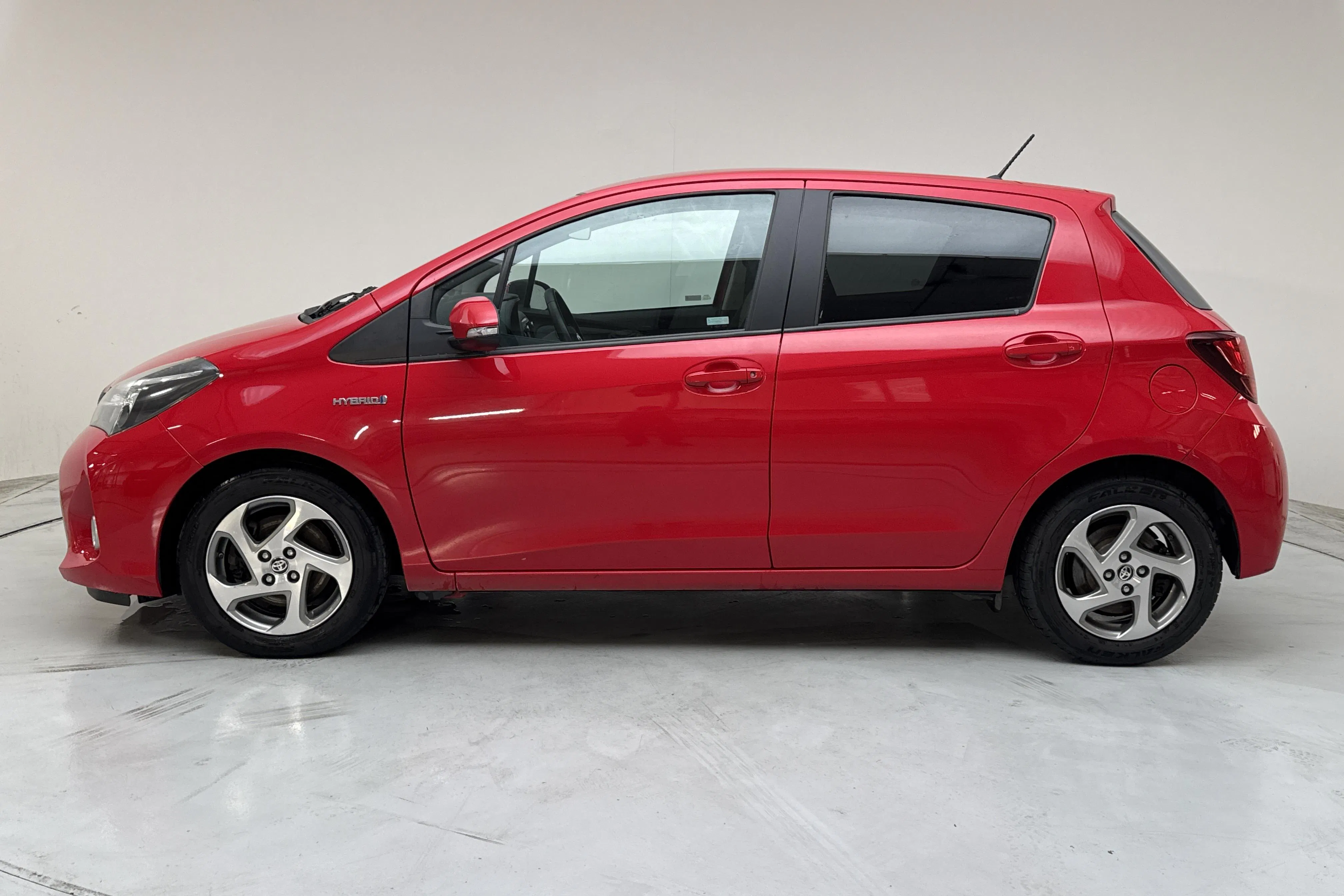 Presentation photo 2 of 13: Toyota Yaris 1.5 HSD 5dr (101hk) - 161 090 km - Automatic - red - 2015