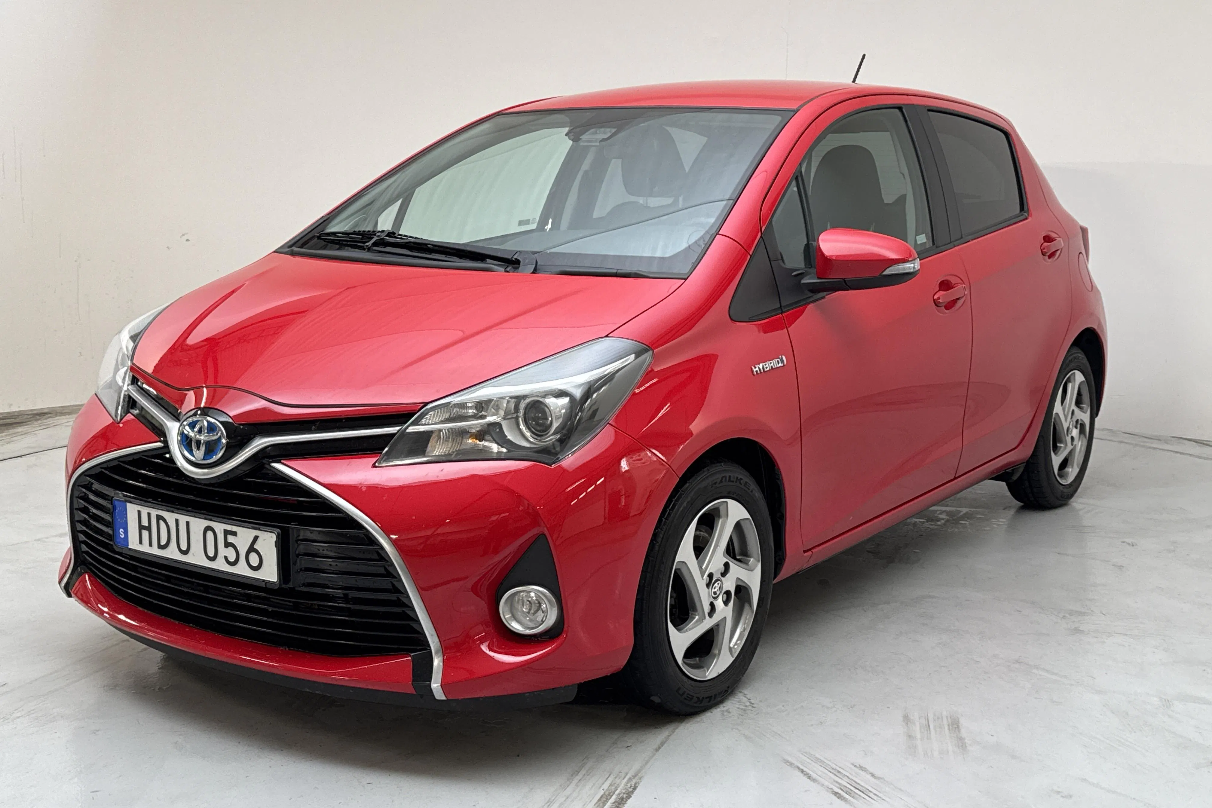 Presentation photo 1 of 13: Toyota Yaris 1.5 HSD 5dr (101hk) - 161 090 km - Automatic - red - 2015