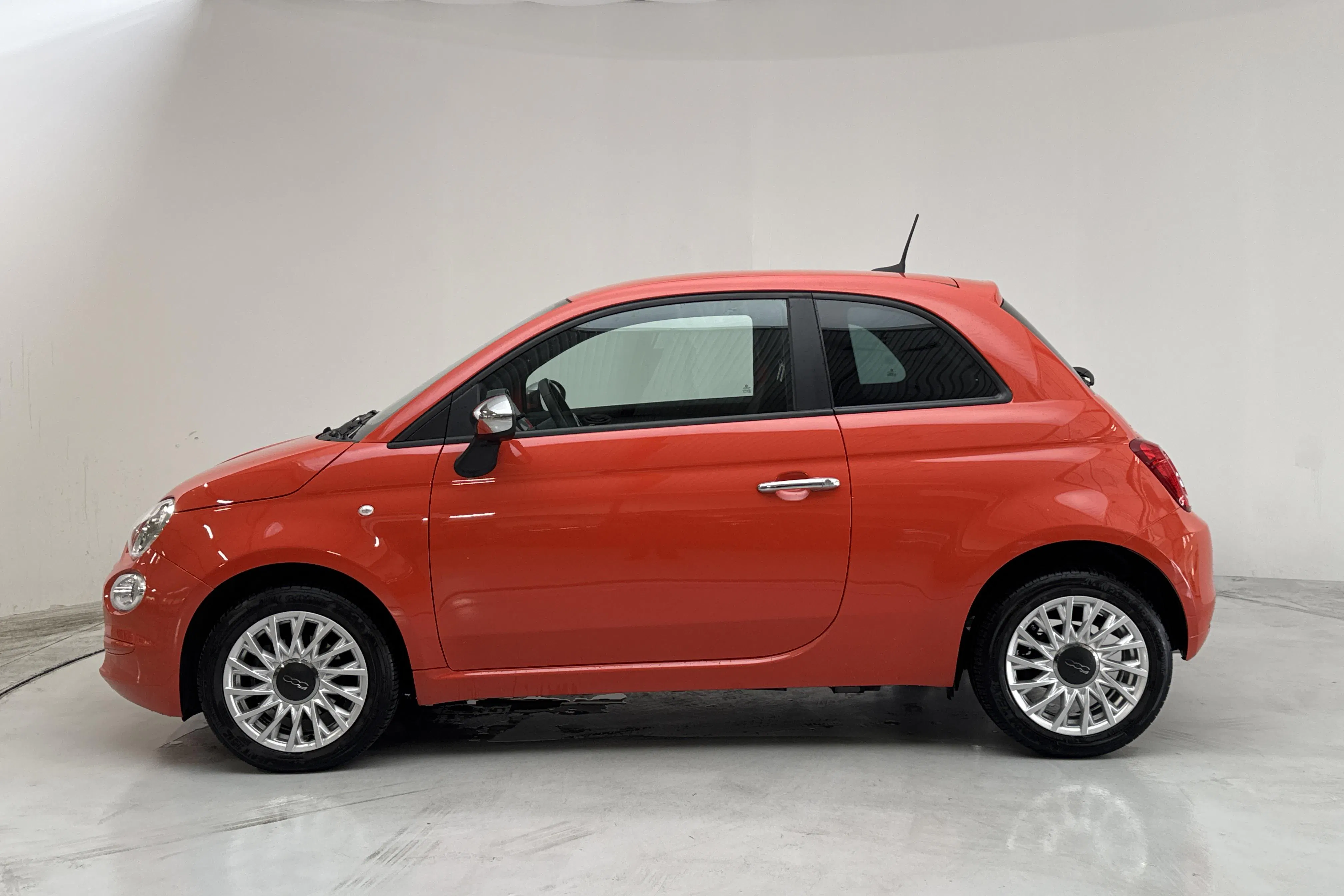Presentationsfoto 2 av 13: Fiat 500 Hybrid (70hk) - 4 026 mil - Manuell - orange - 2023
