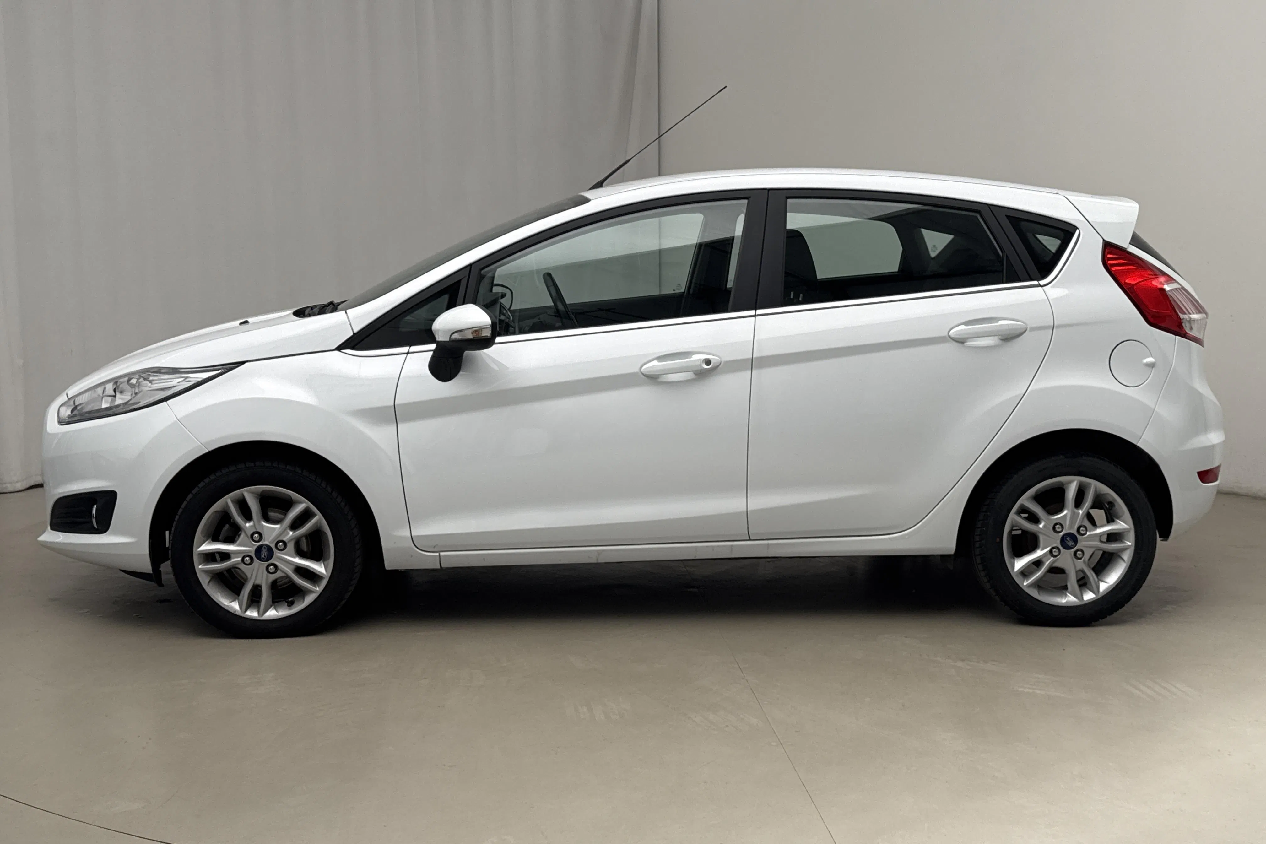 Presentationsfoto 2 av 15: Ford Fiesta 1.0T EcoBoost 5dr (100hk) - 5 153 mil - Manuell - vit - 2017