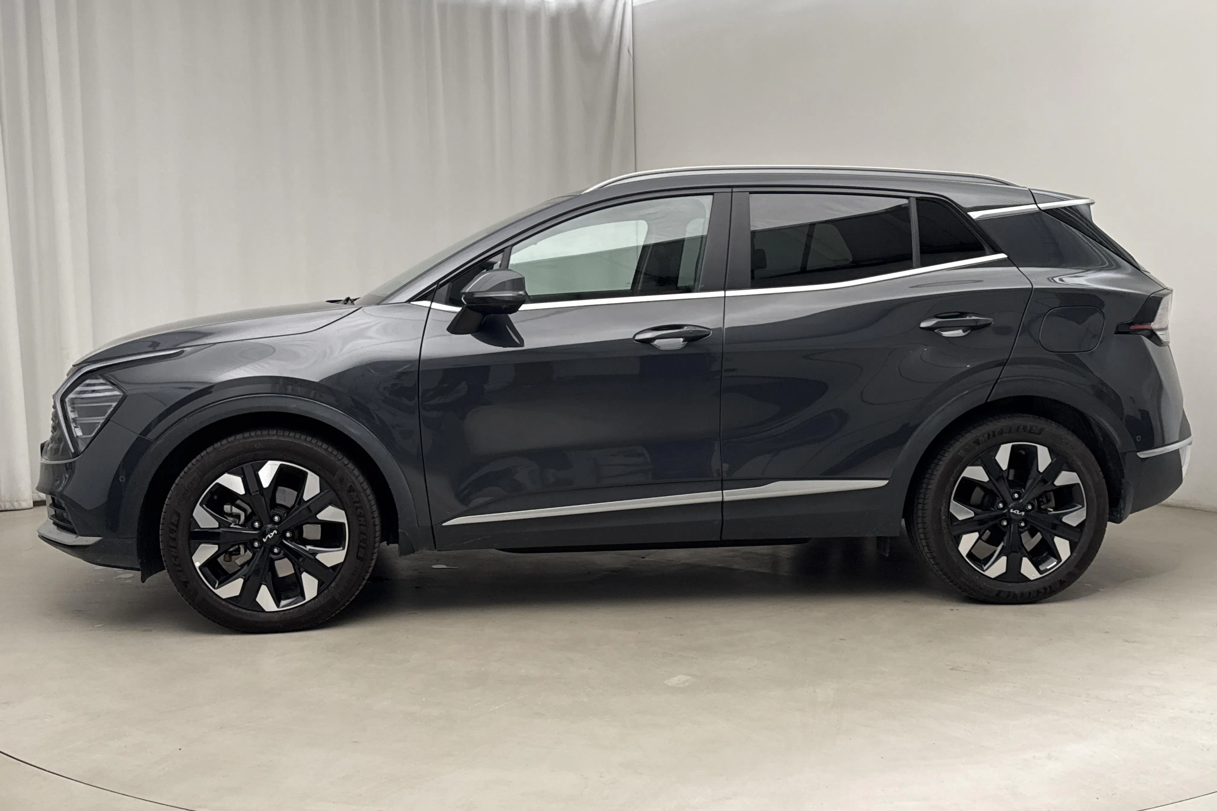 Presentationsfoto 2 av 22: KIA Sportage PHEV AWD (265hk) - 1 873 mil - Automat - grå - 2025