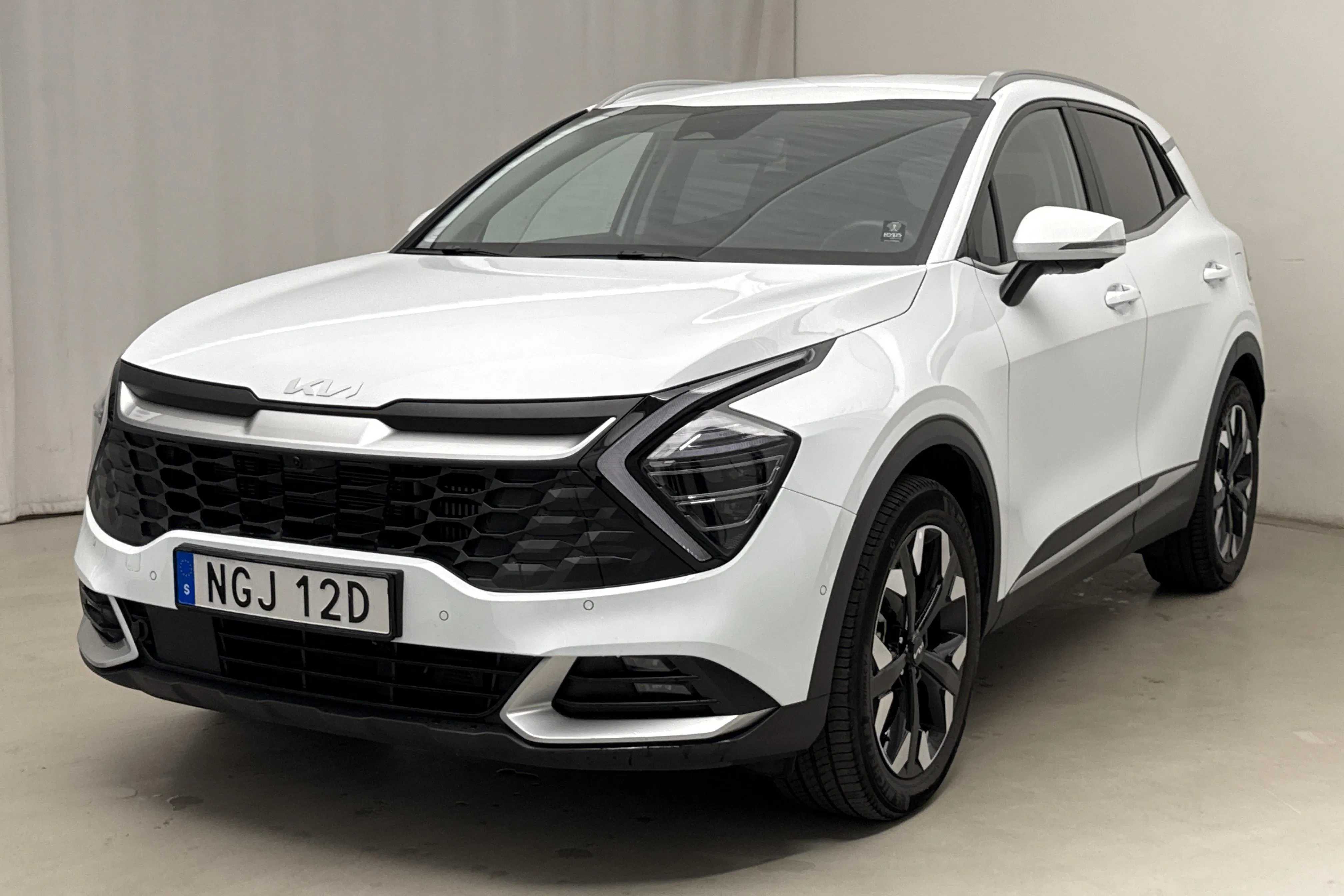 Presentationsfoto 1 av 23: KIA Sportage PHEV AWD (265hk) - 5 401 mil - Automat - vit - 2025