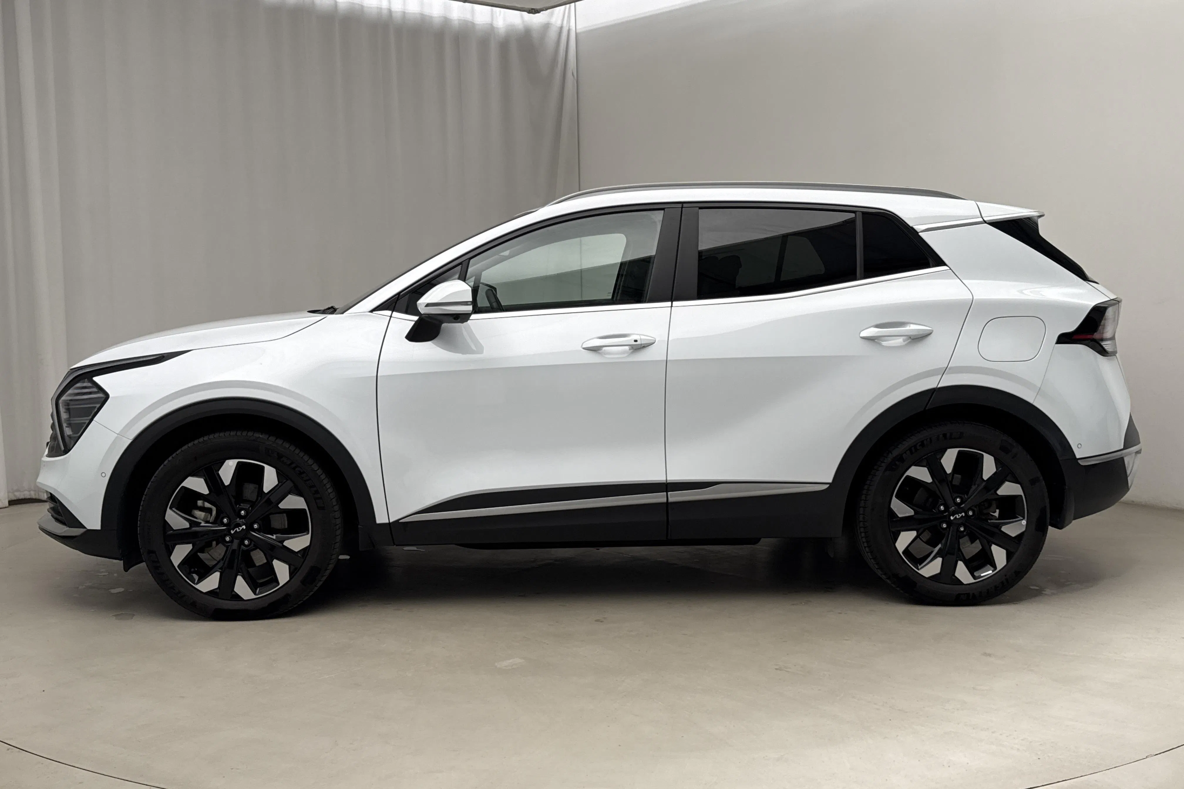 Presentationsfoto 2 av 23: KIA Sportage PHEV AWD (265hk) - 5 401 mil - Automat - vit - 2025