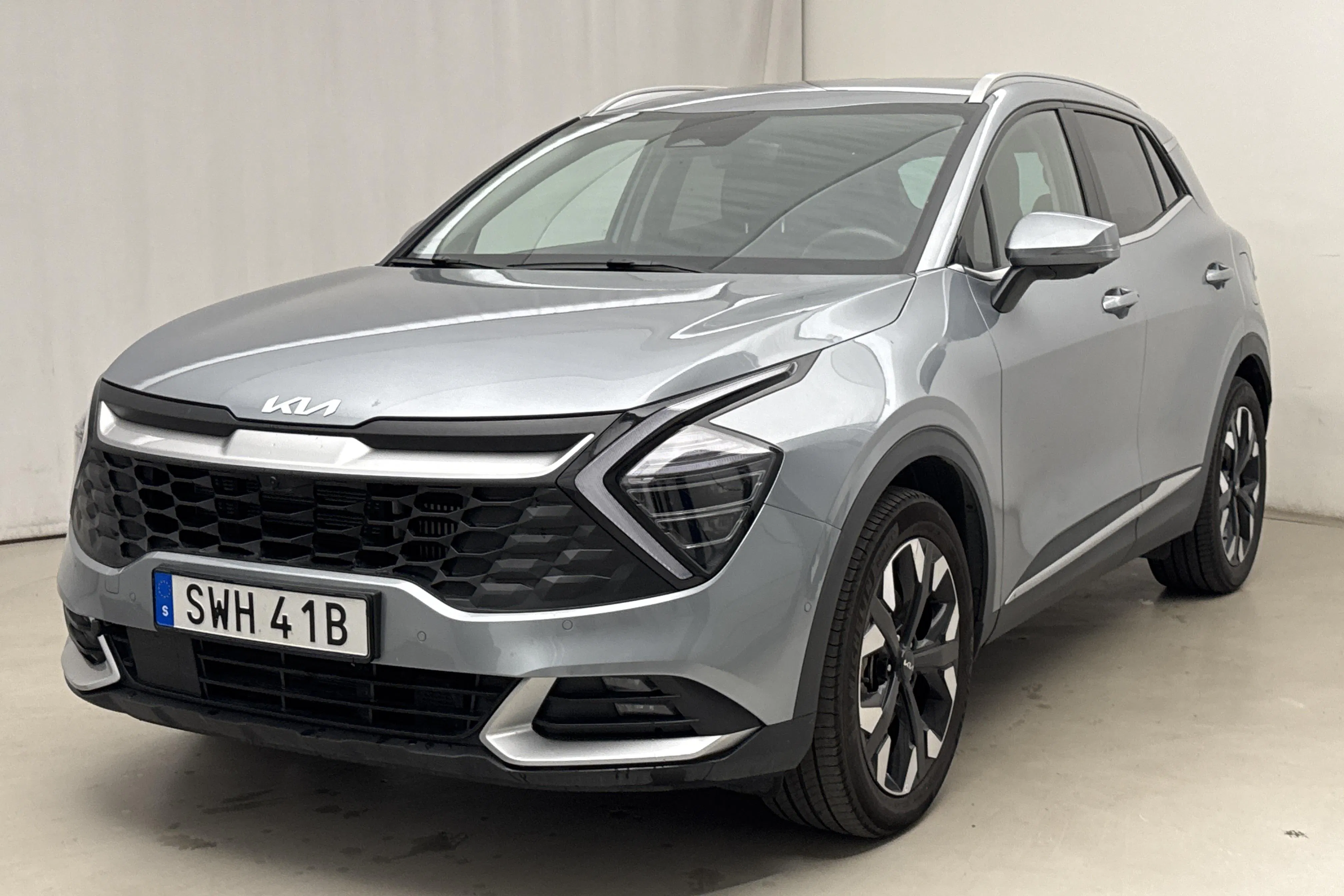 Presentation photo 1 of 23: KIA Sportage PHEV AWD (265hk) - 70 180 km - Automatic - gray - 2025
