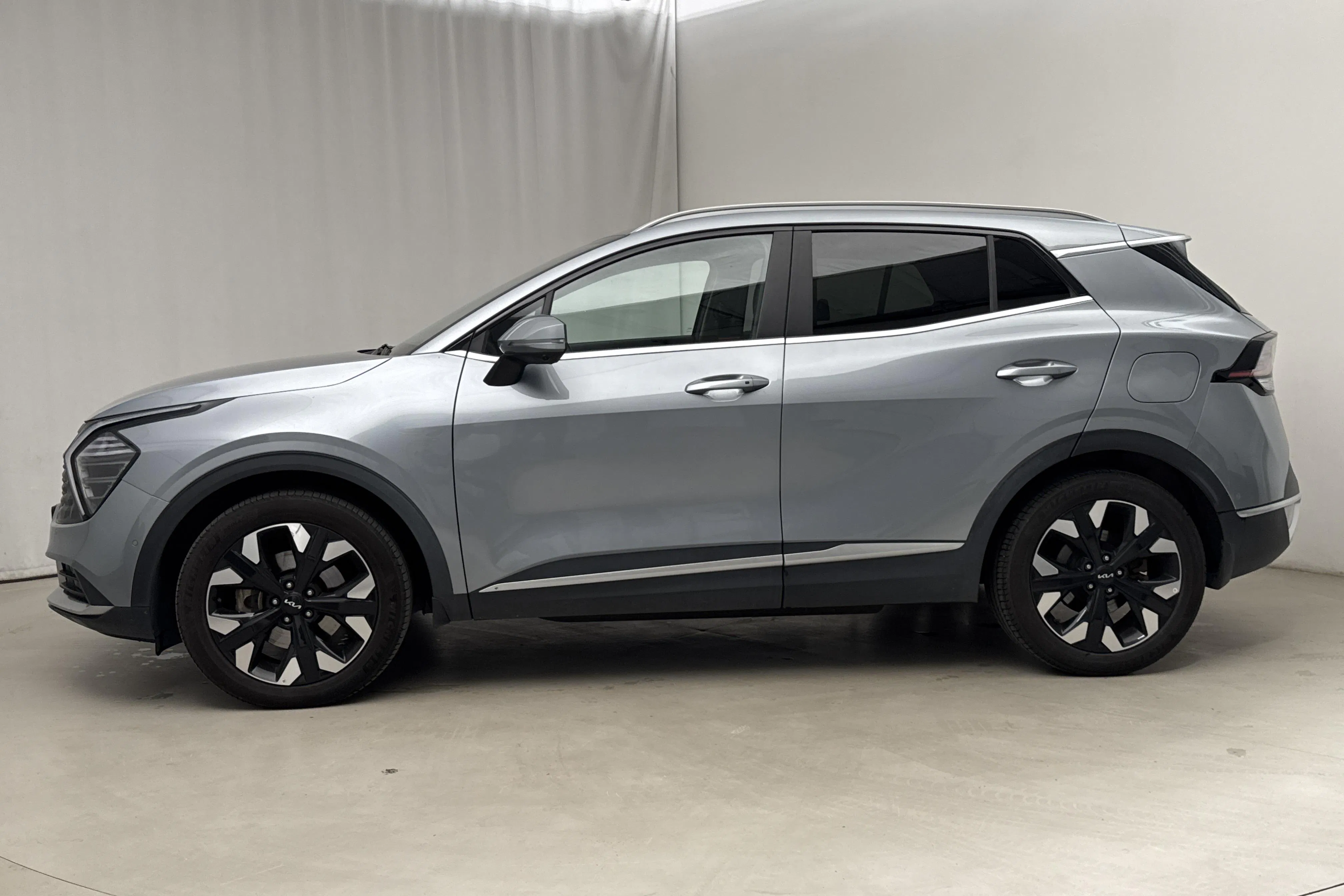 Presentation photo 2 of 23: KIA Sportage PHEV AWD (265hk) - 70 180 km - Automatic - gray - 2025