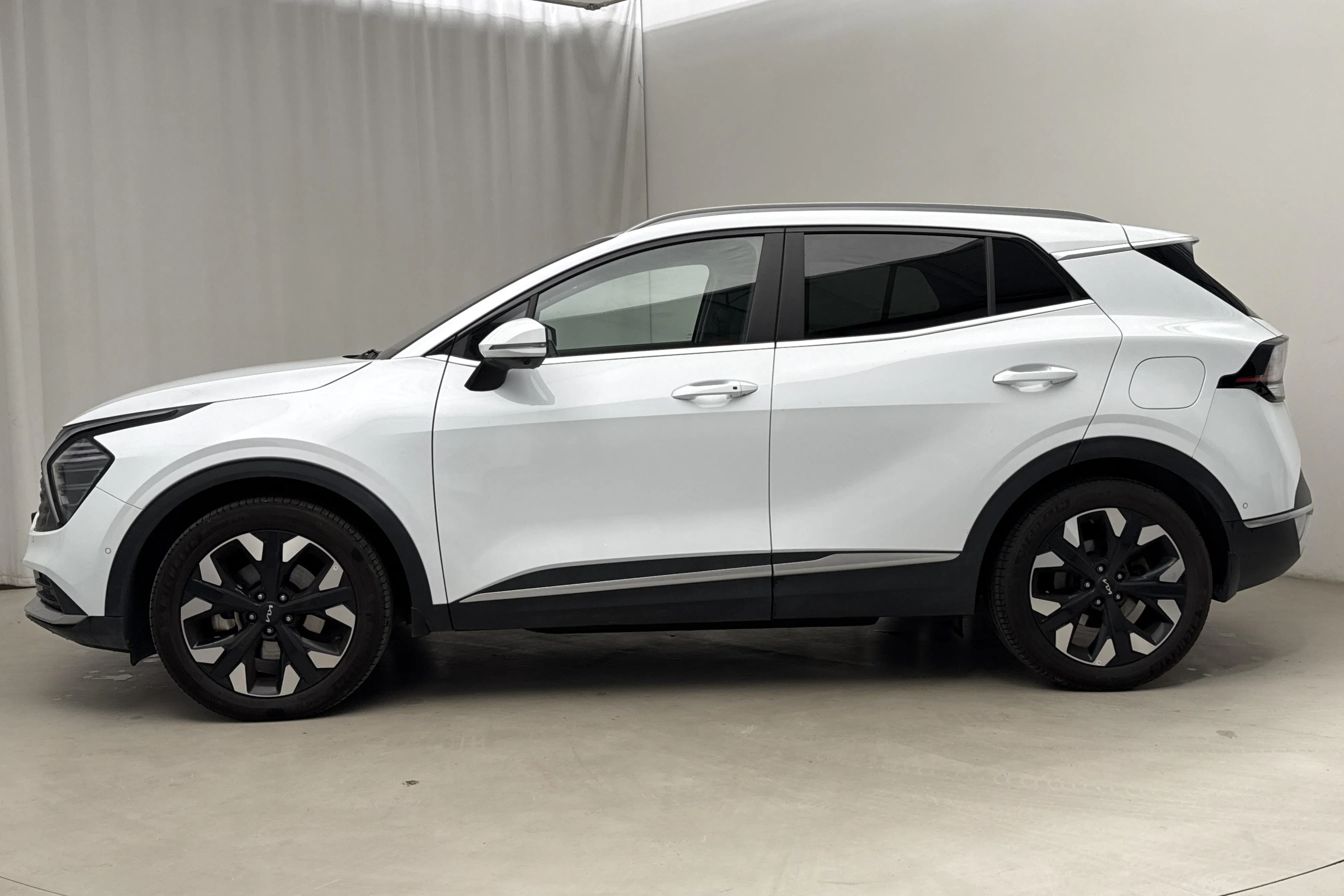 Presentation photo 2 of 22: KIA Sportage PHEV AWD (265hk) - 50 070 km - Automatic - white - 2025
