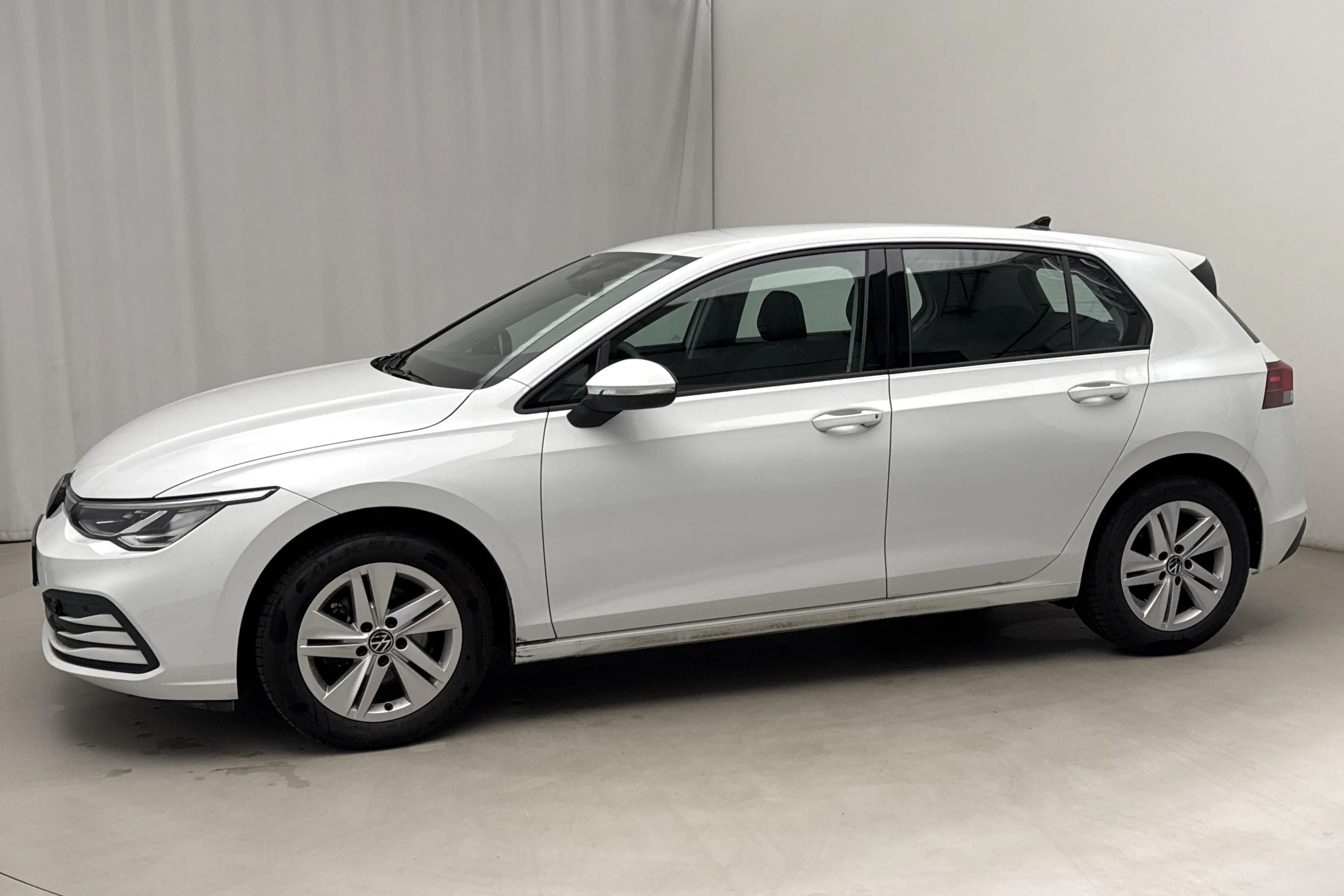 Presentationsfoto 2 av 16: VW Golf VIII TGI 5dr (130hk) - 1 490 mil - Automat - vit - 2023