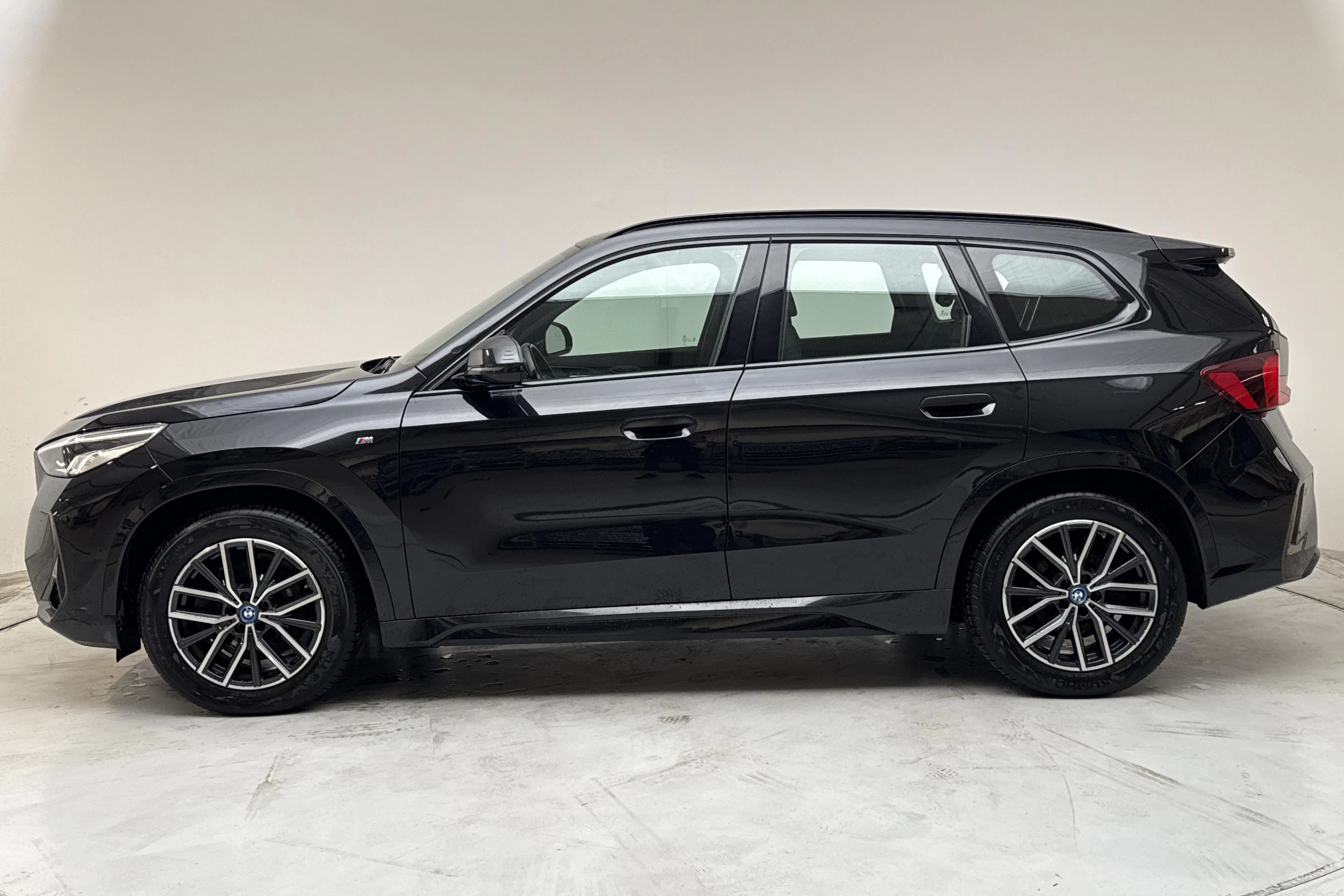 Presentation photo 2 of 15: BMW iX1 xDrive30, U11 (313hk) - 64 980 km - Automatic - black - 2024