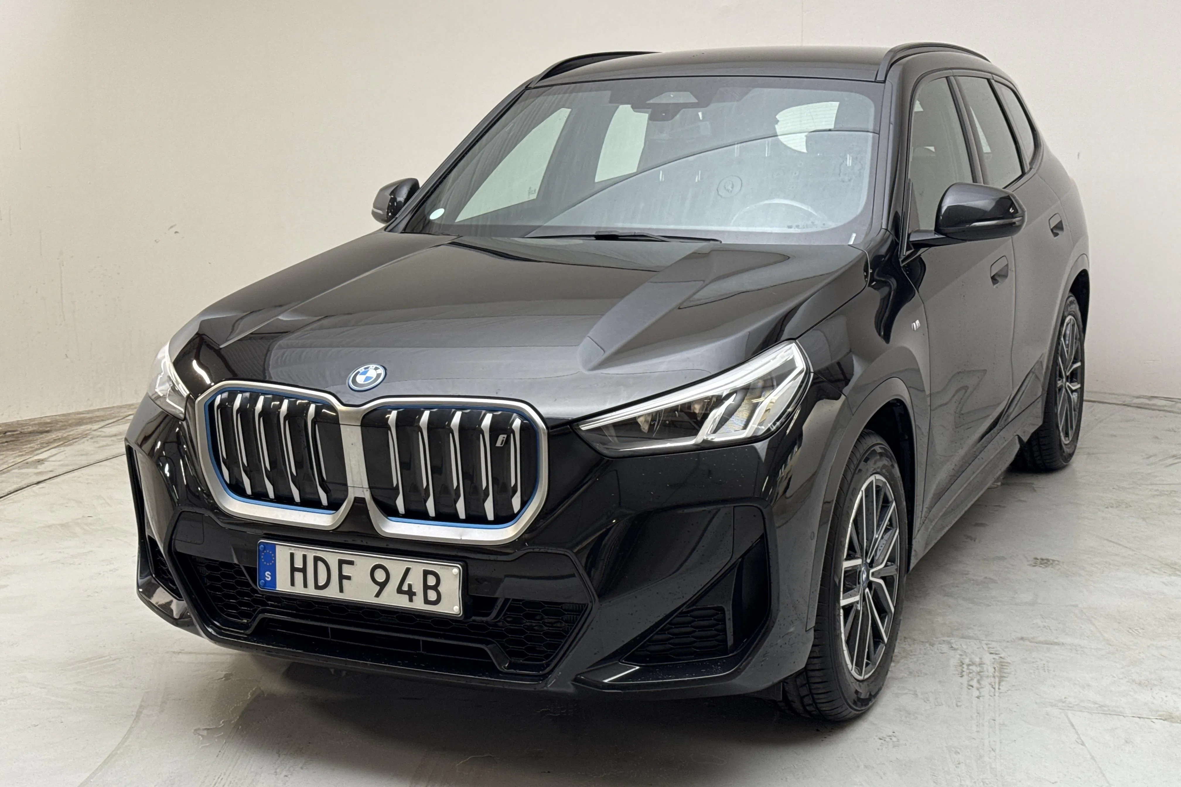 Presentation photo 1 of 15: BMW iX1 xDrive30, U11 (313hk) - 64 980 km - Automatic - black - 2024