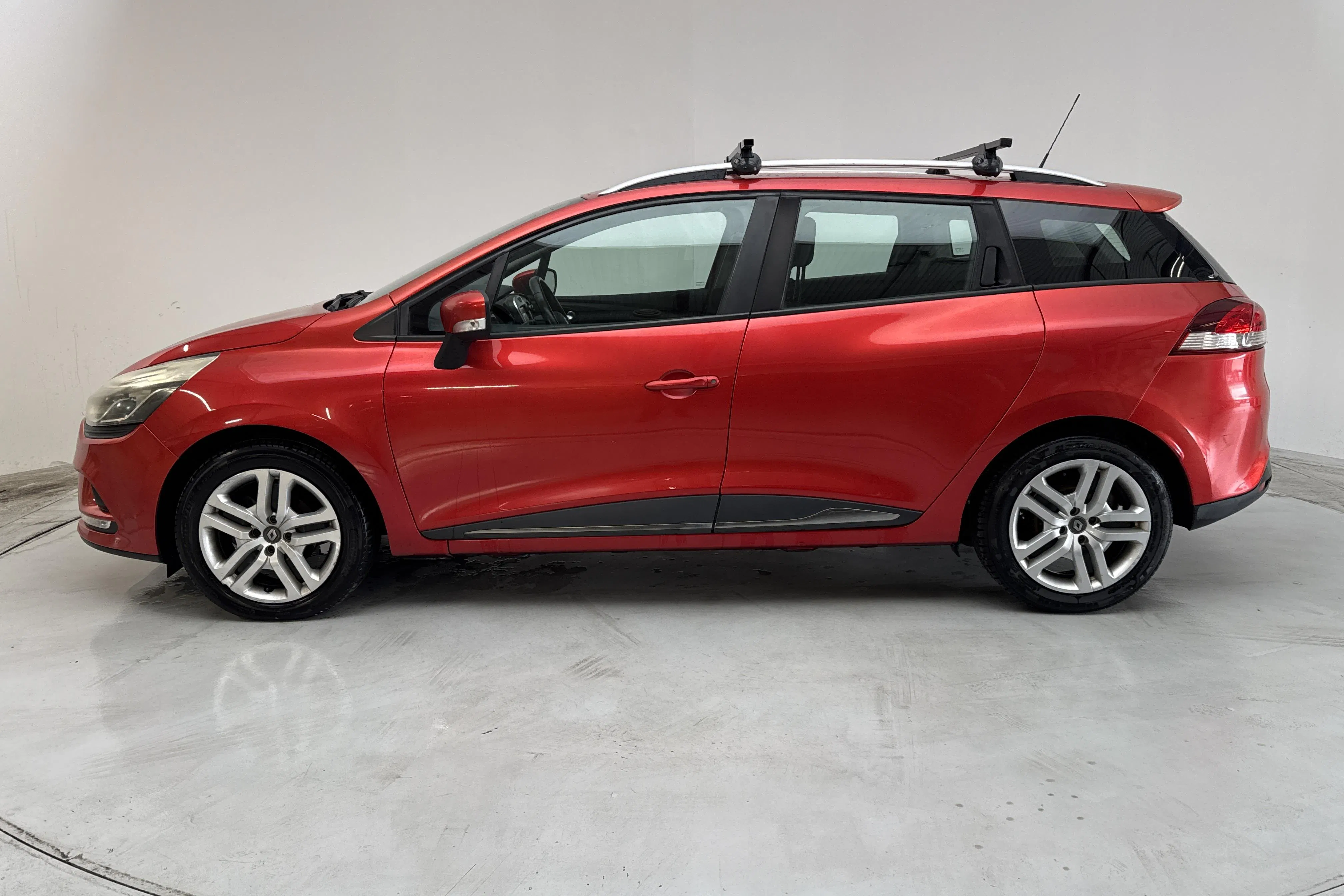 Presentationsfoto 2 av 11: Renault Clio IV 0.9 TCe 90 Sports Tourer (90hk) - 11 794 mil - Manuell - röd - 2017