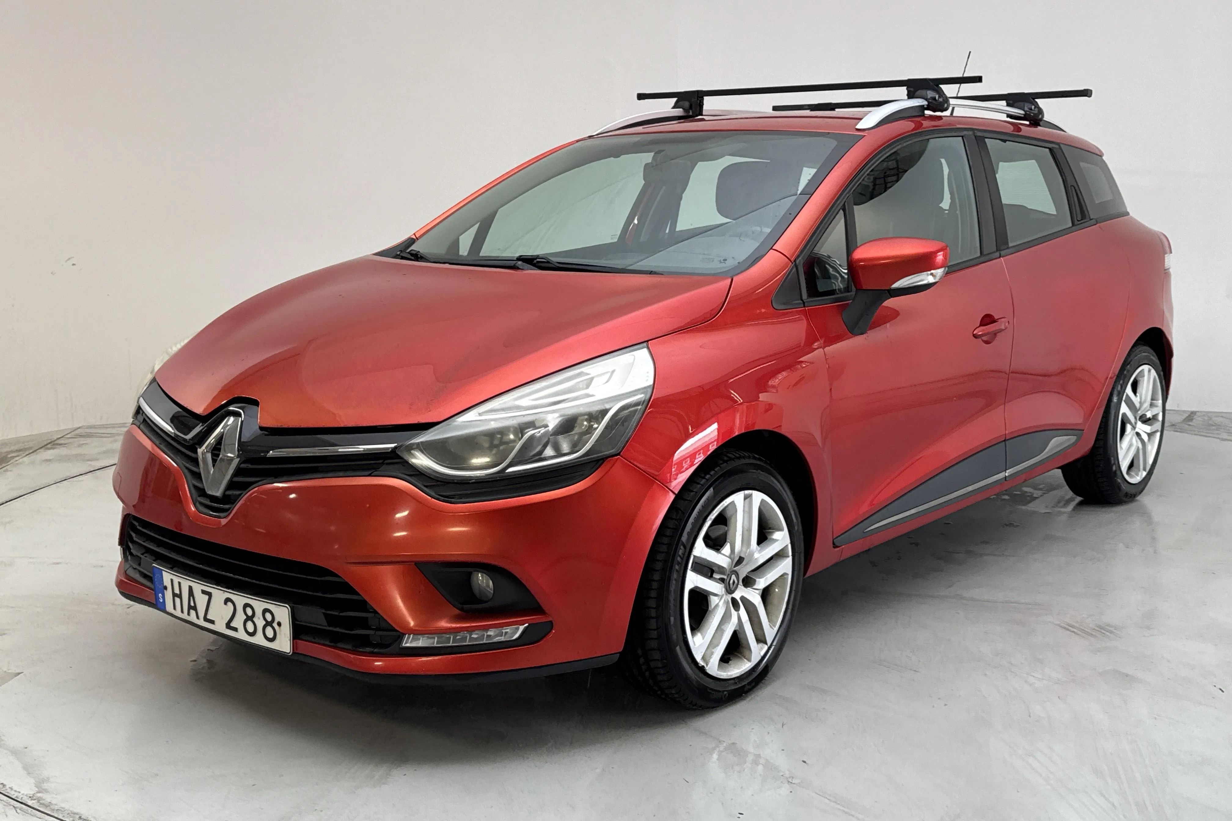 Presentationsfoto 1 av 11: Renault Clio IV 0.9 TCe 90 Sports Tourer (90hk) - 11 794 mil - Manuell - röd - 2017